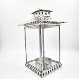 Farol artesanal de hojalata repujada con vidrio