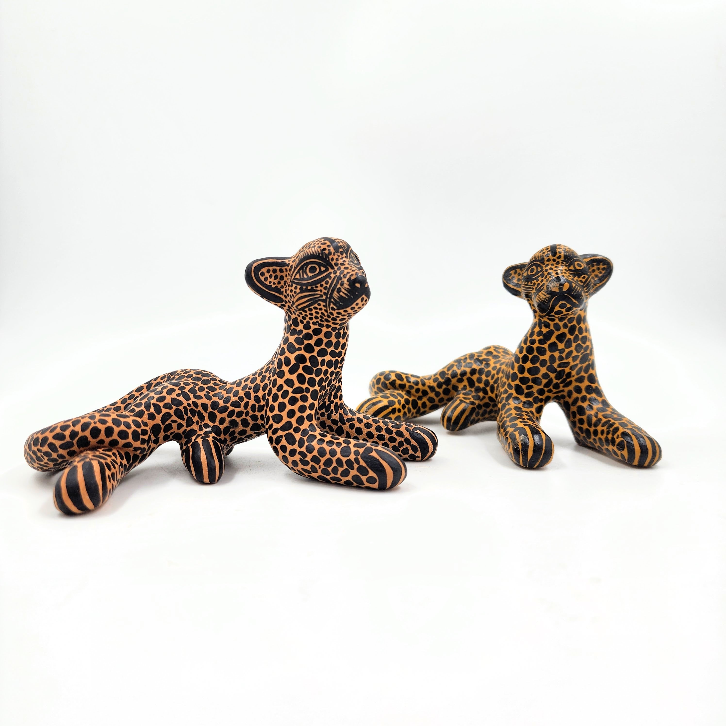 Figura de jaguar en barro artesanal