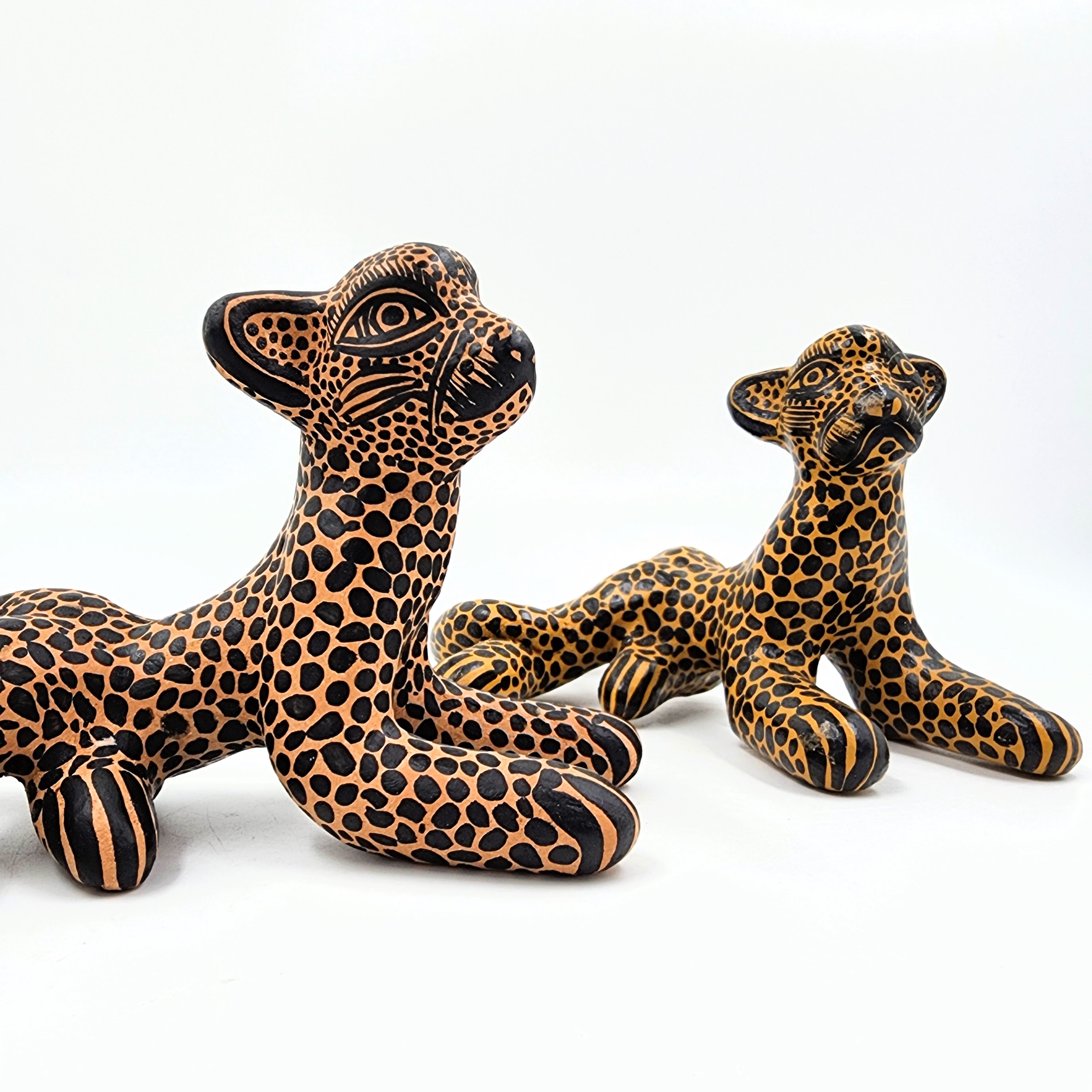 Figura de jaguar en barro artesanal