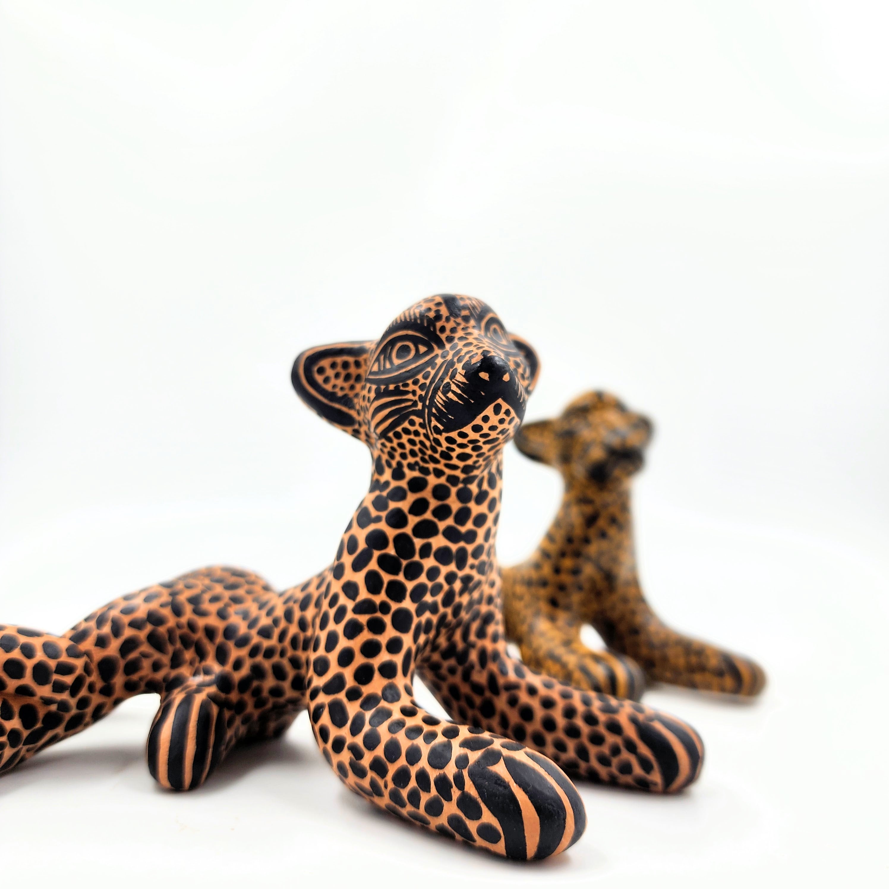 Figura de jaguar en barro artesanal