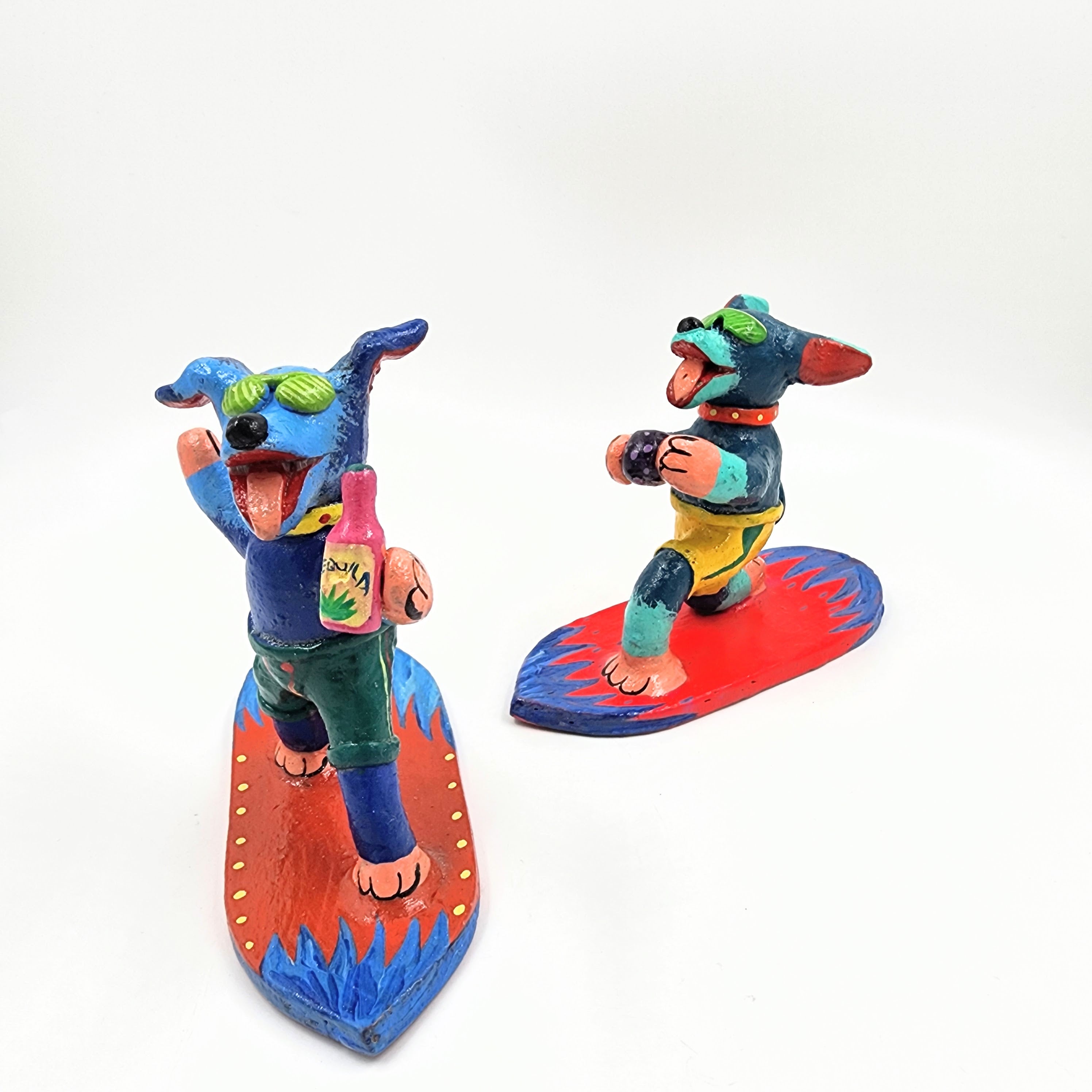 Perritos surfistas de Barro Betus artesanal