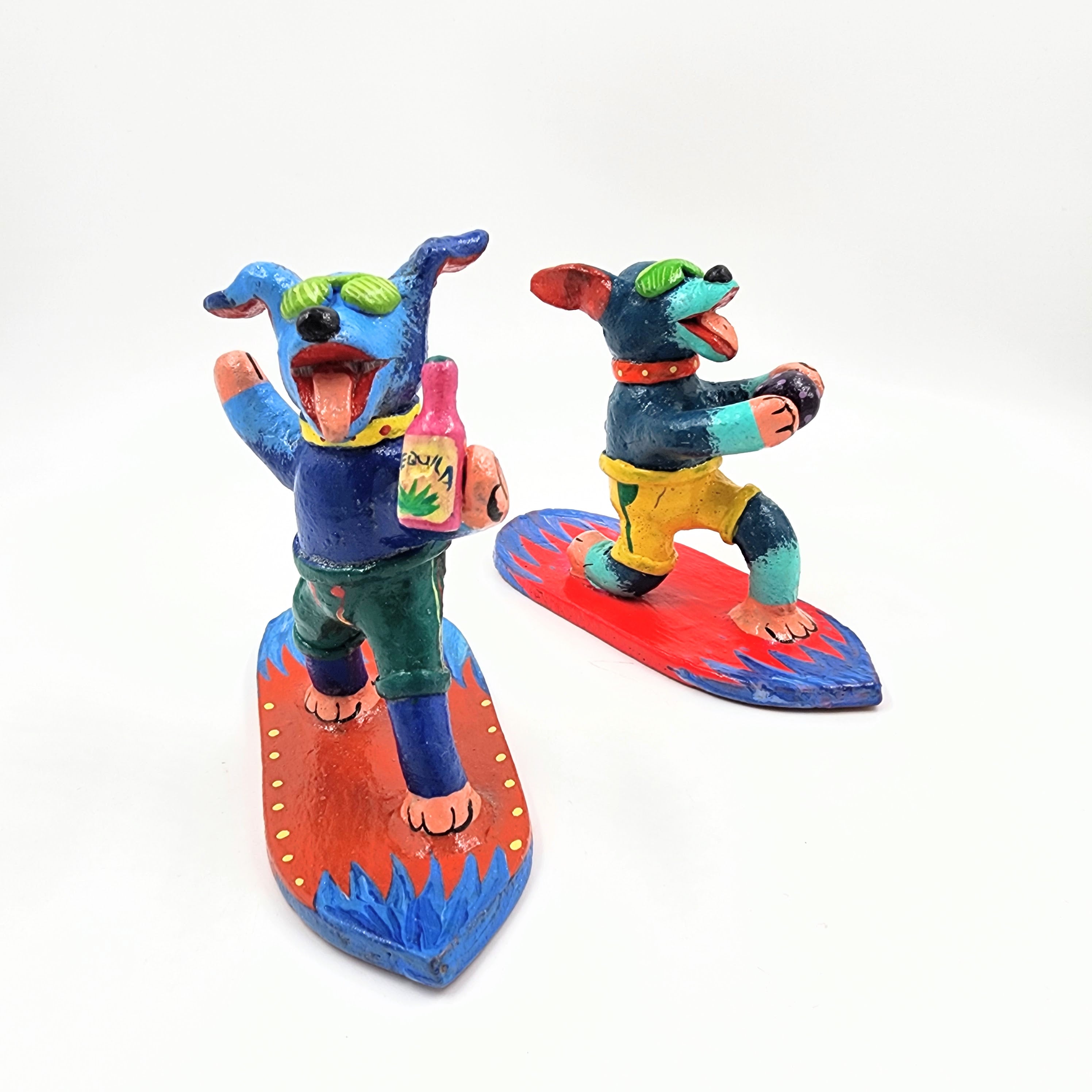 Perritos surfistas de Barro Betus artesanal
