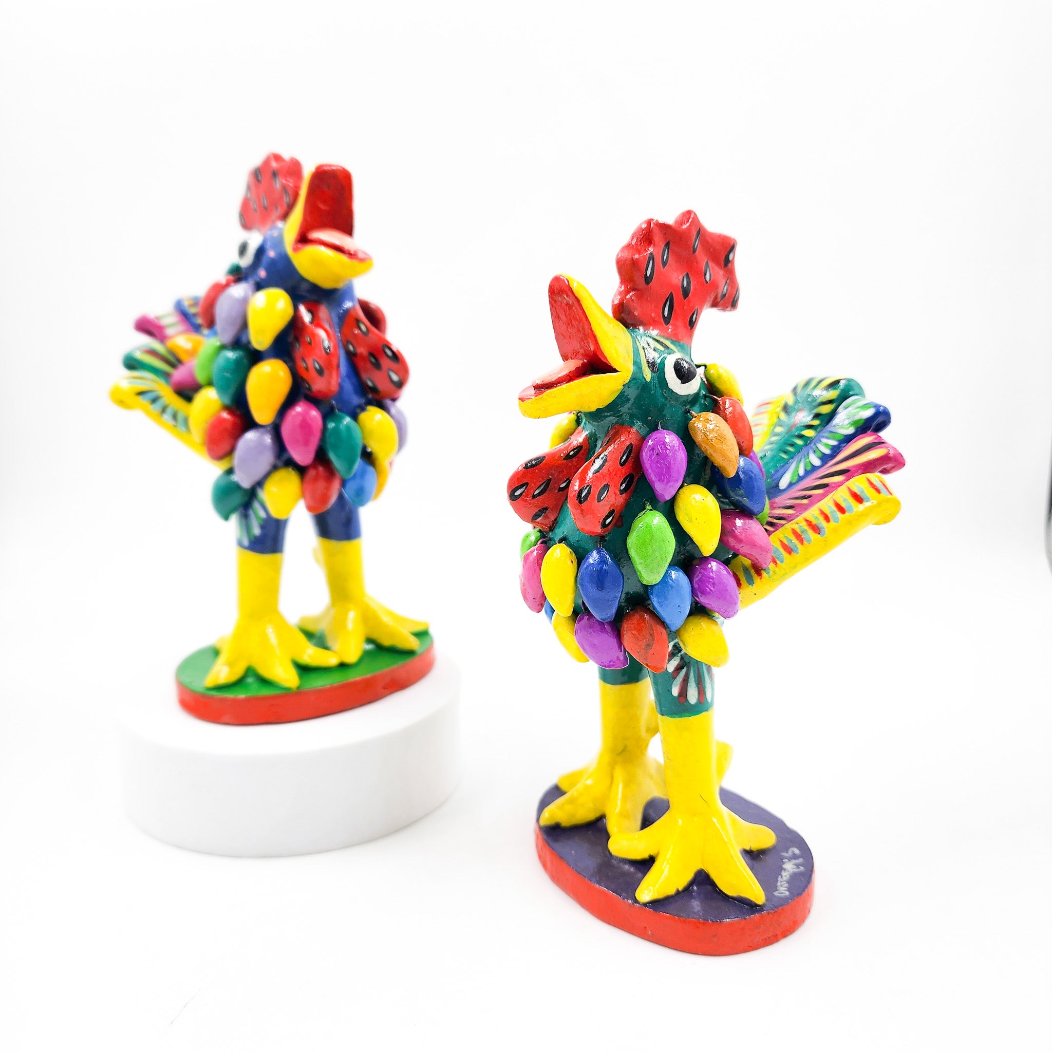 Gallo con plumas de Barro Betus artesanal