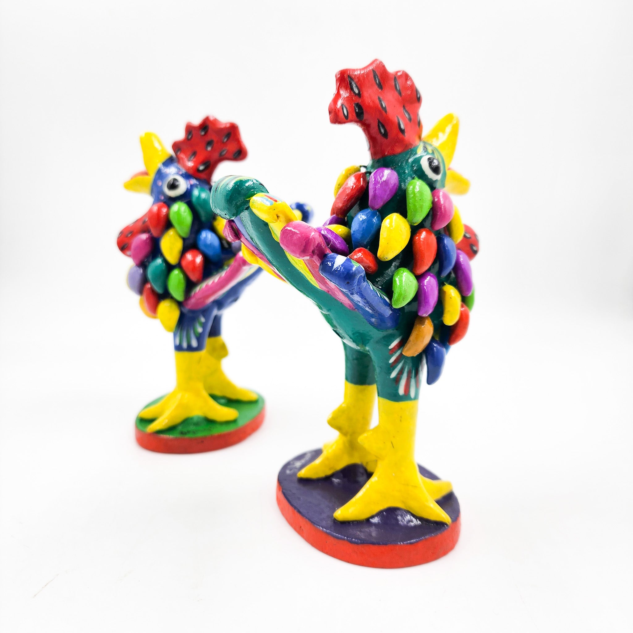 Gallo con plumas de Barro Betus artesanal