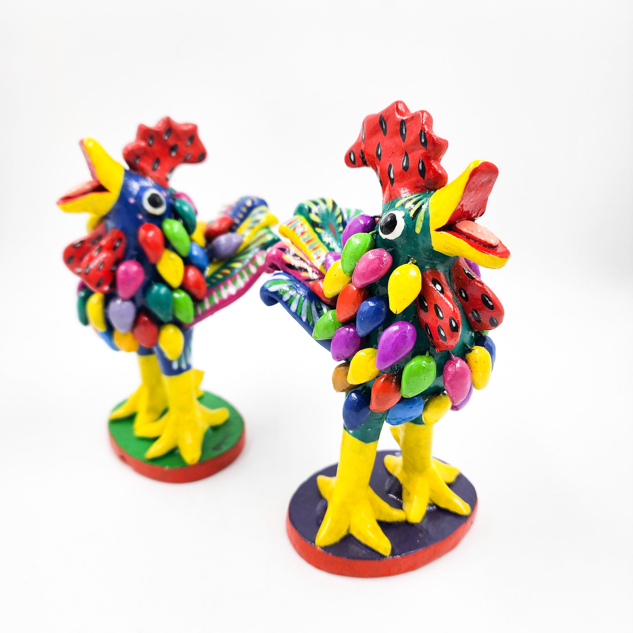 Gallo con plumas de Barro Betus artesanal