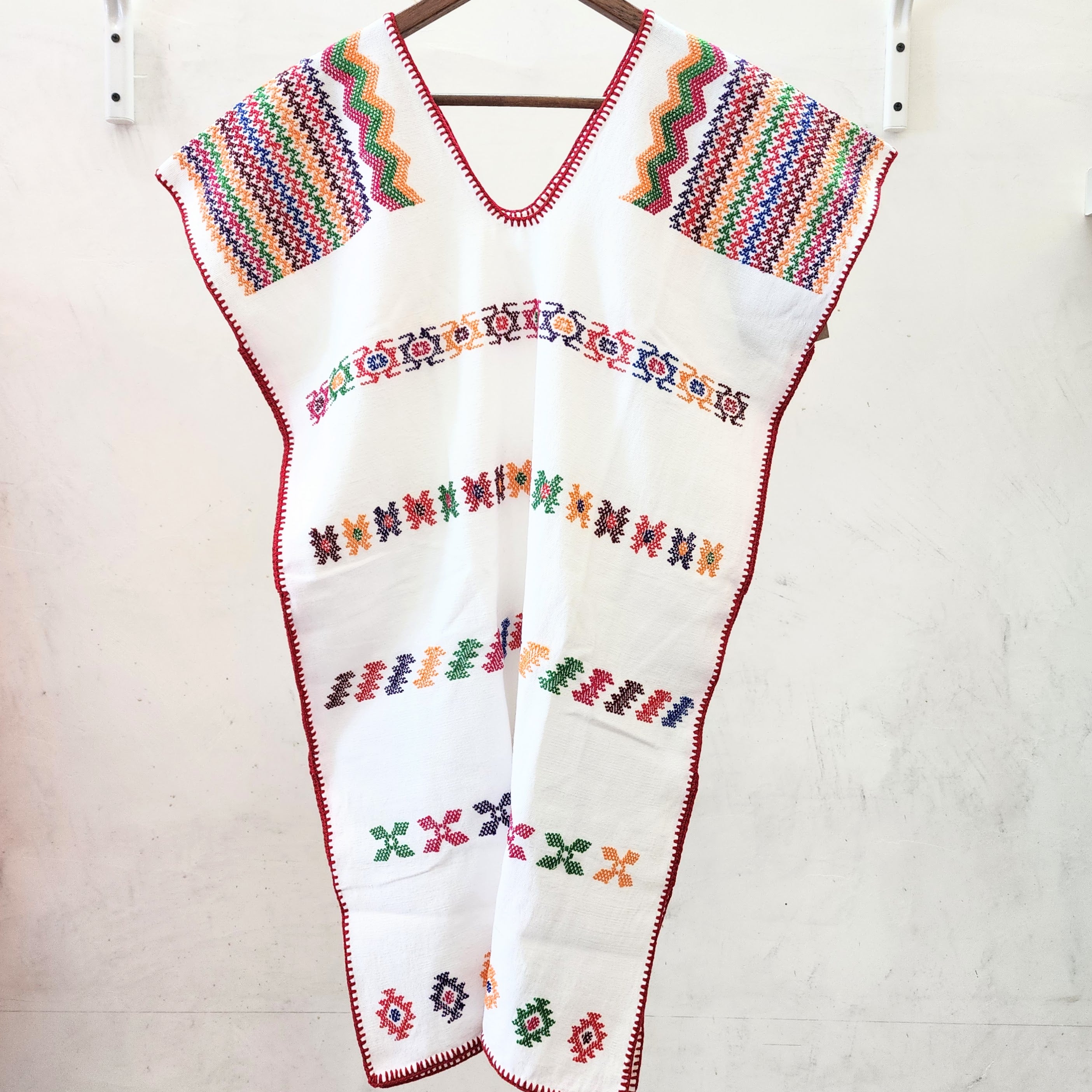 Huipil blanco artesanal con brocados de colores y bolsas laterales – Telar de cintura Oaxaca