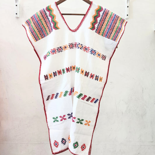 Huipil blanco artesanal con brocados de colores y bolsas laterales – Telar de cintura Oaxaca