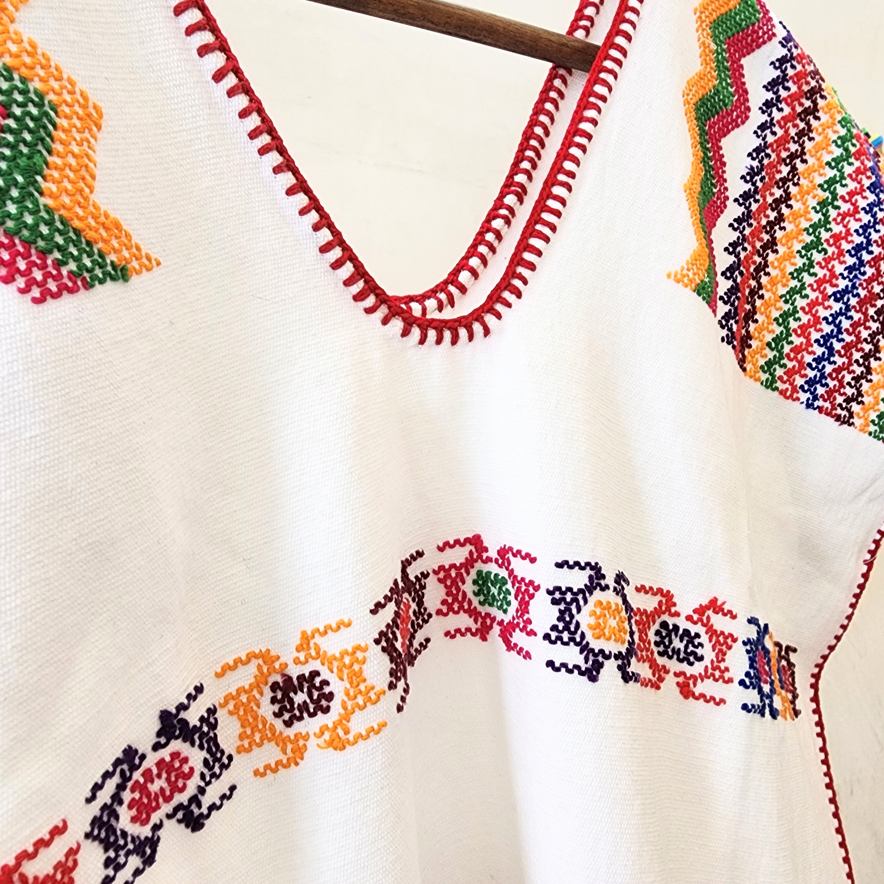Huipil blanco artesanal con brocados de colores y bolsas laterales – Telar de cintura Oaxaca