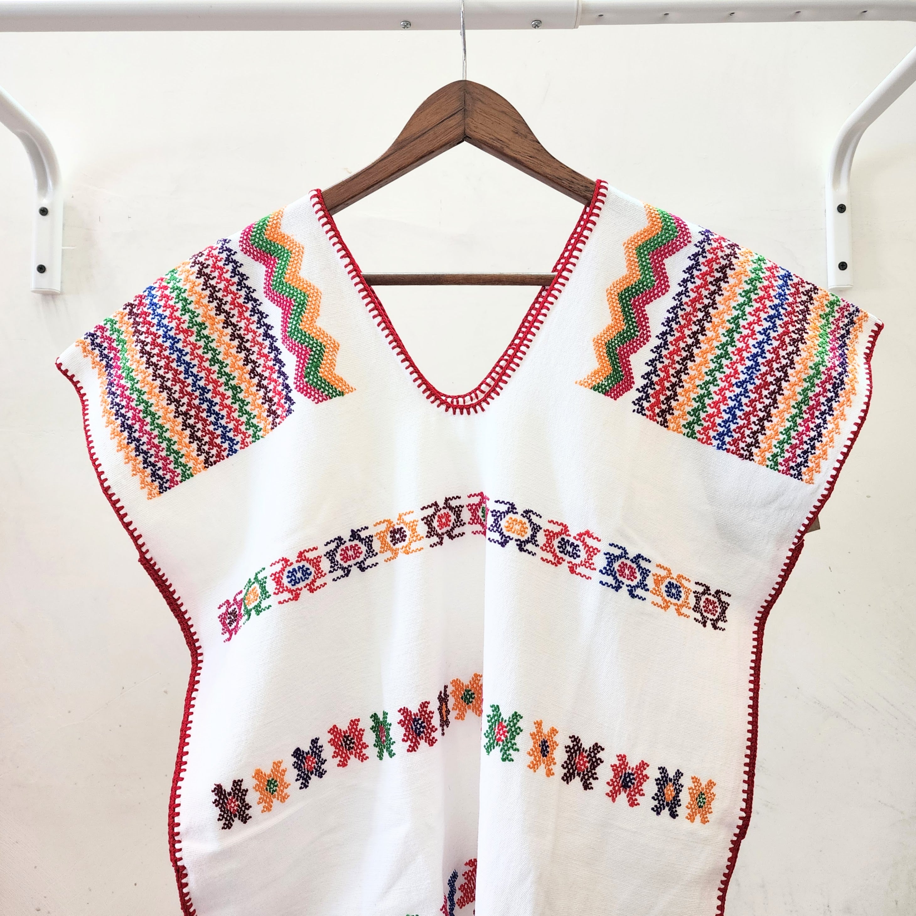 Huipil blanco artesanal con brocados de colores y bolsas laterales – Telar de cintura Oaxaca