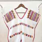 Huipil blanco artesanal con brocados de colores y bolsas laterales – Telar de cintura Oaxaca