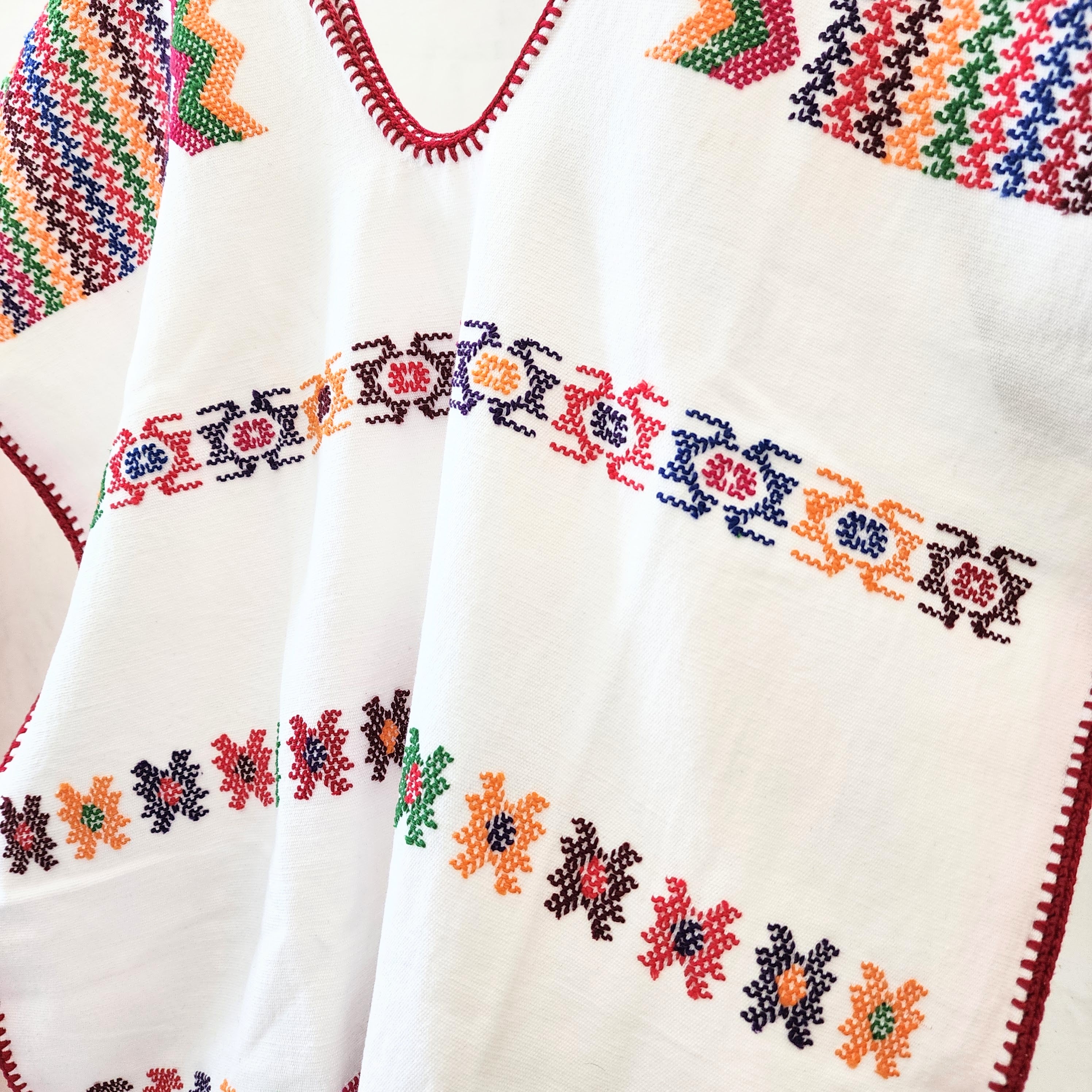 Huipil blanco artesanal con brocados de colores y bolsas laterales – Telar de cintura Oaxaca