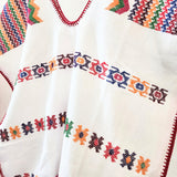 Huipil blanco artesanal con brocados de colores y bolsas laterales – Telar de cintura Oaxaca
