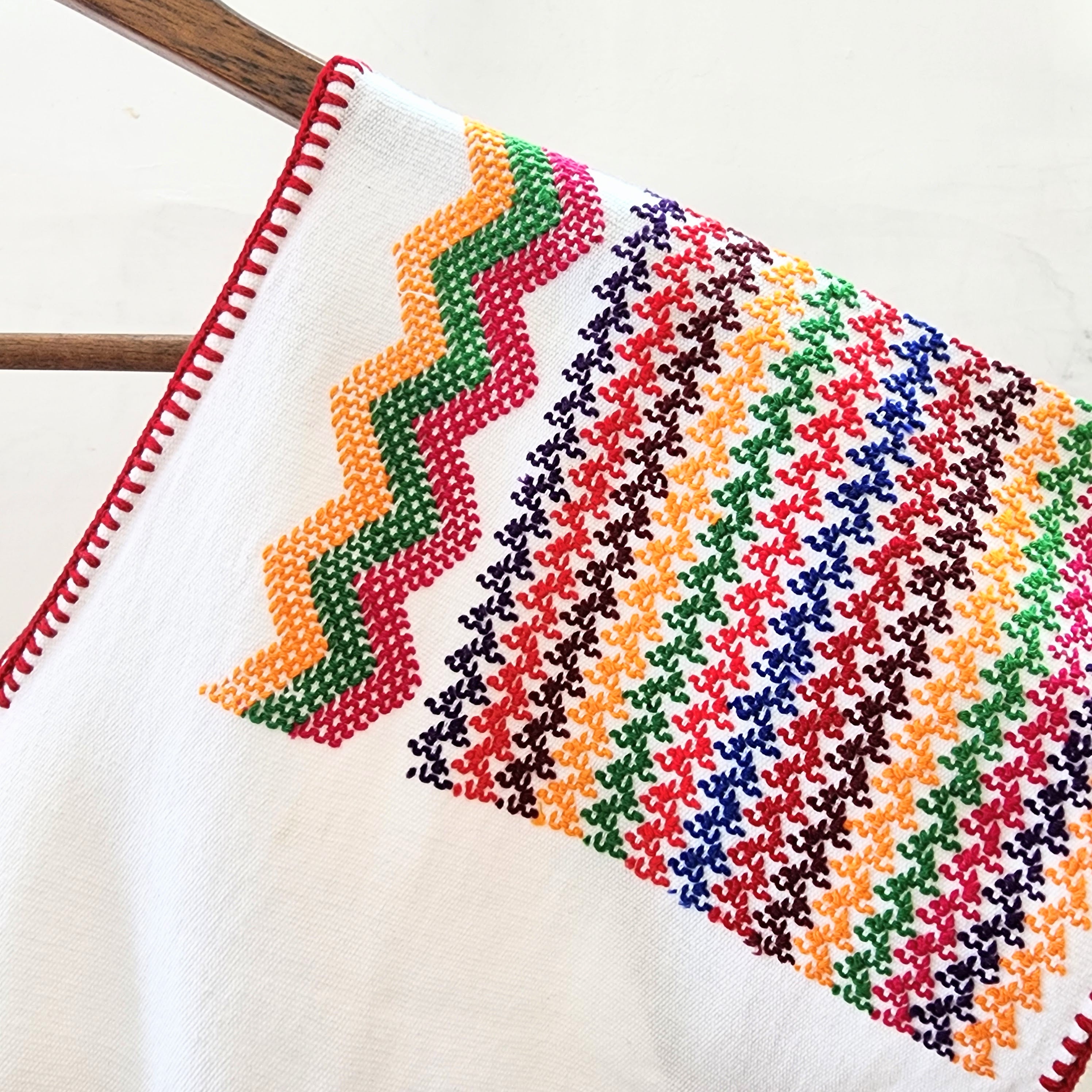 Huipil blanco artesanal con brocados de colores y bolsas laterales – Telar de cintura Oaxaca