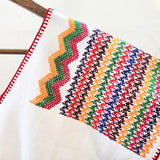 Huipil blanco artesanal con brocados de colores y bolsas laterales – Telar de cintura Oaxaca
