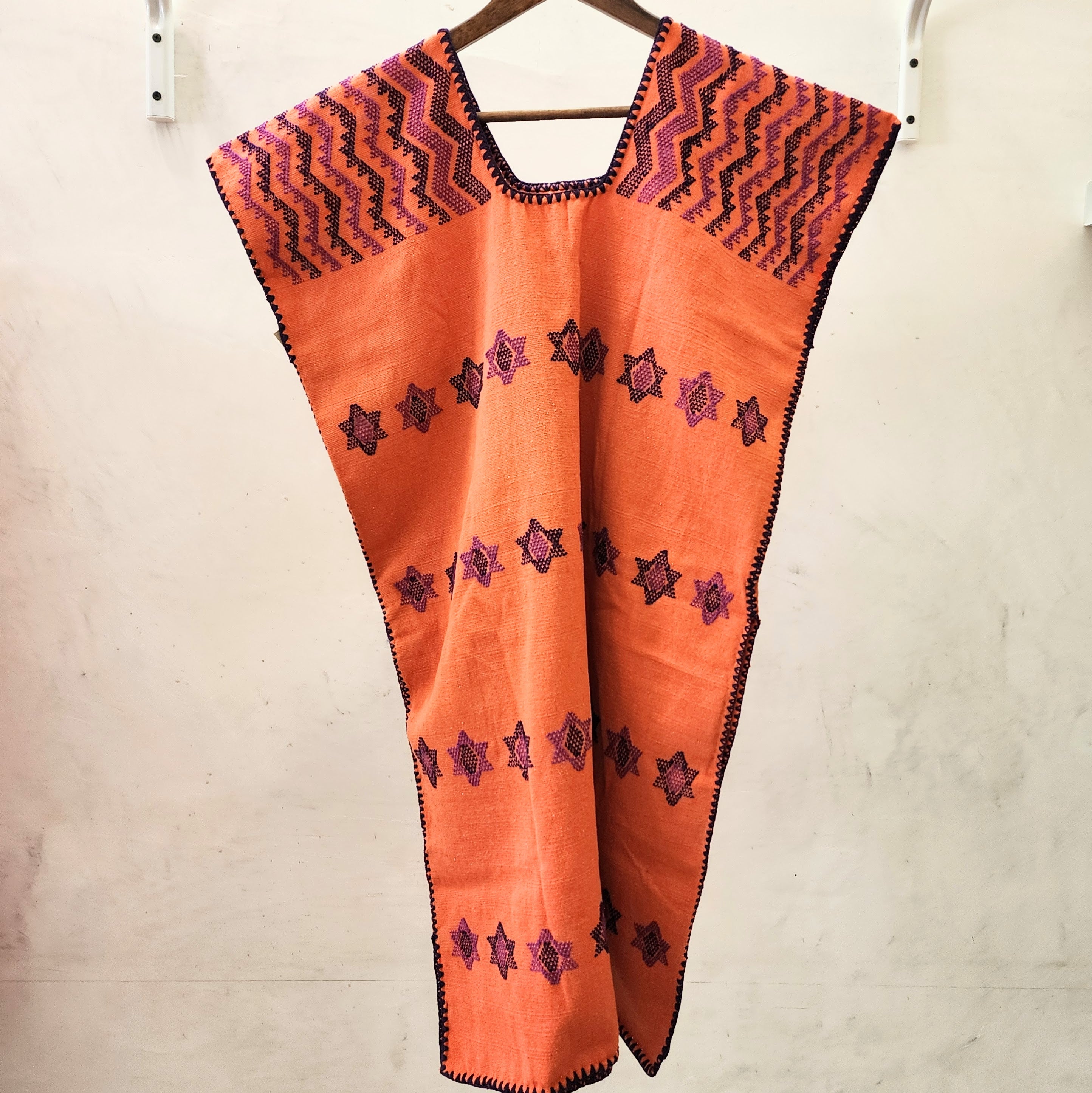 Huipil artesanal naranja con estrellas y bolsas laterales – Tejido en telar de cintura en Oaxaca