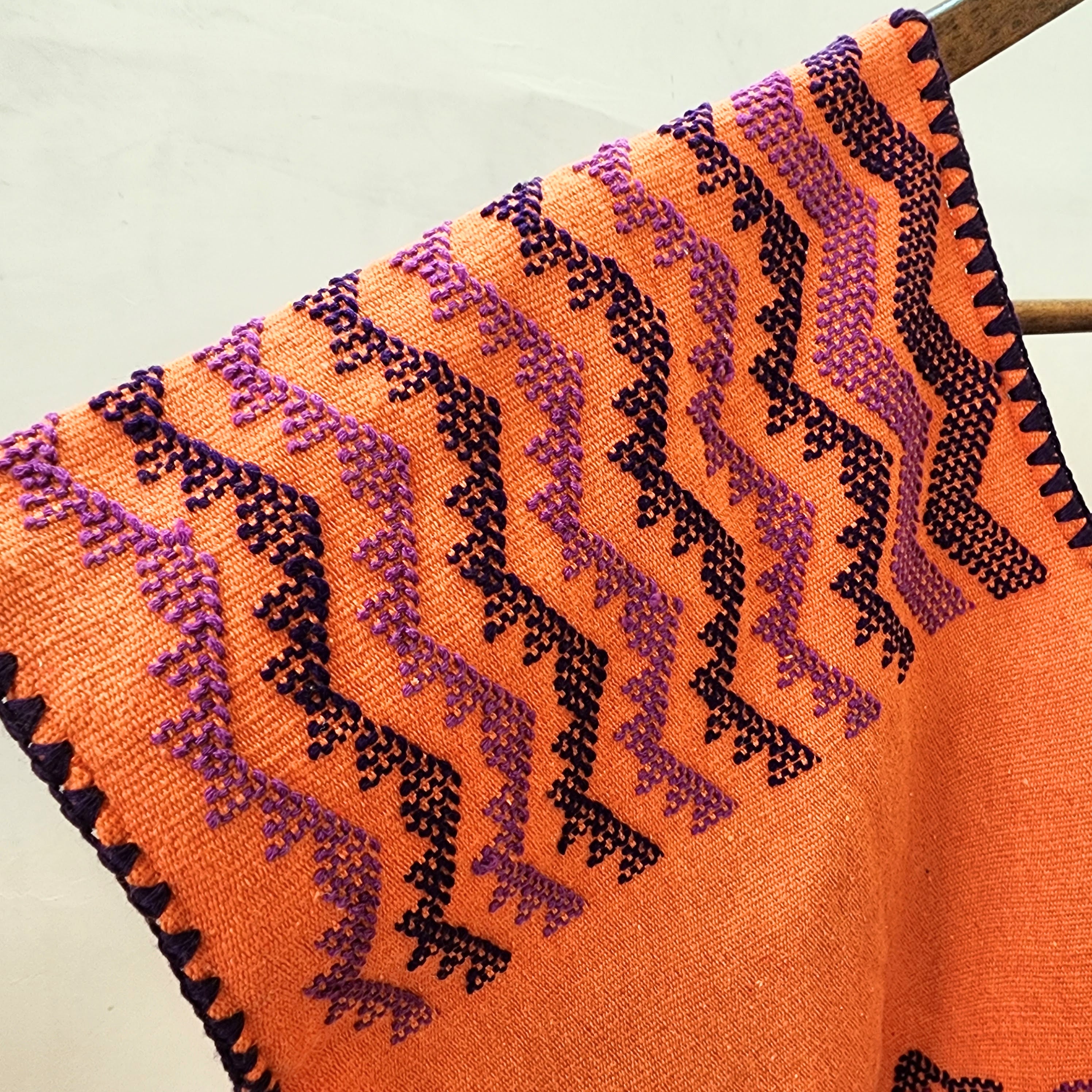 Huipil artesanal naranja con estrellas y bolsas laterales – Tejido en telar de cintura en Oaxaca