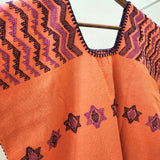 Huipil artesanal naranja con estrellas y bolsas laterales – Tejido en telar de cintura en Oaxaca