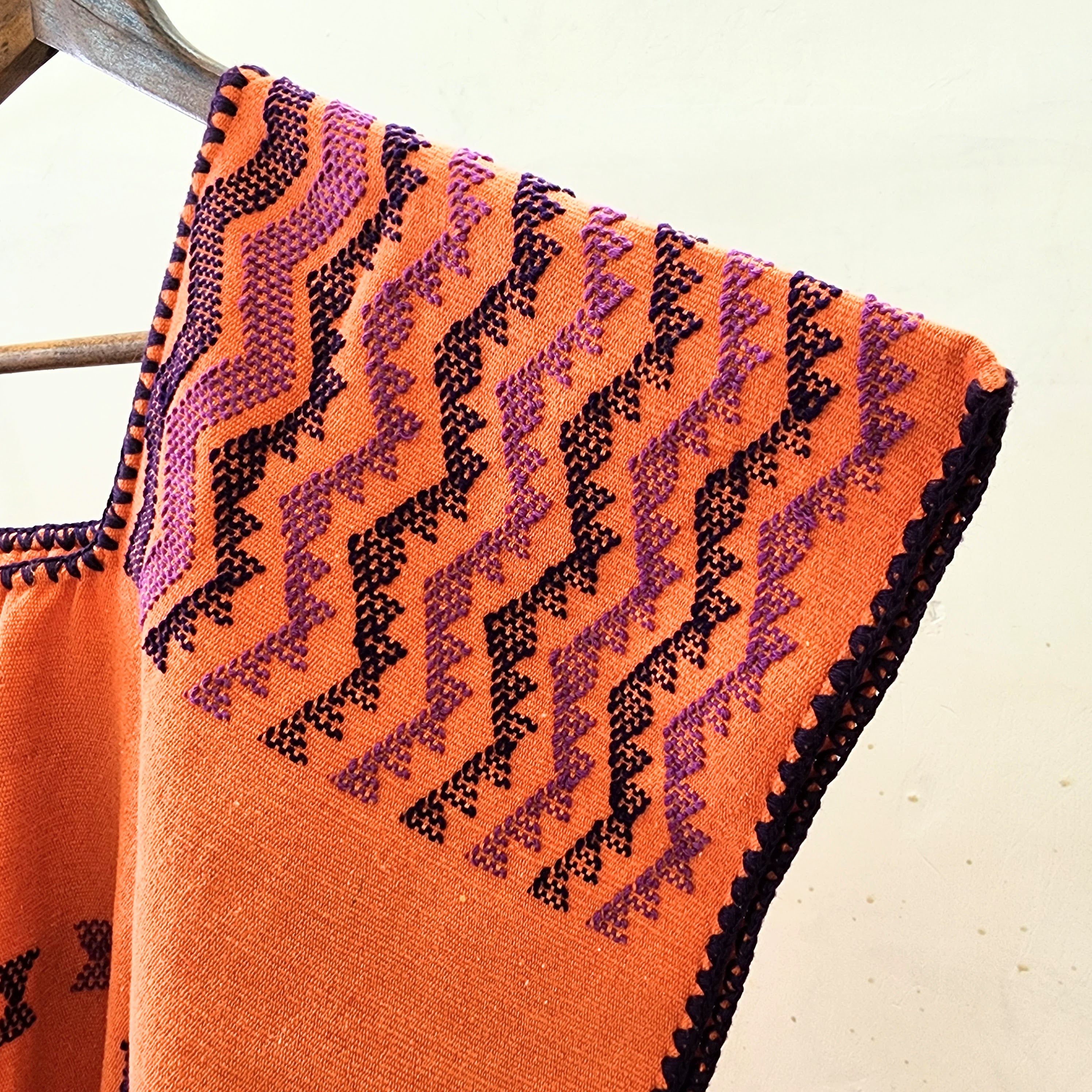 Huipil artesanal naranja con estrellas y bolsas laterales – Tejido en telar de cintura en Oaxaca