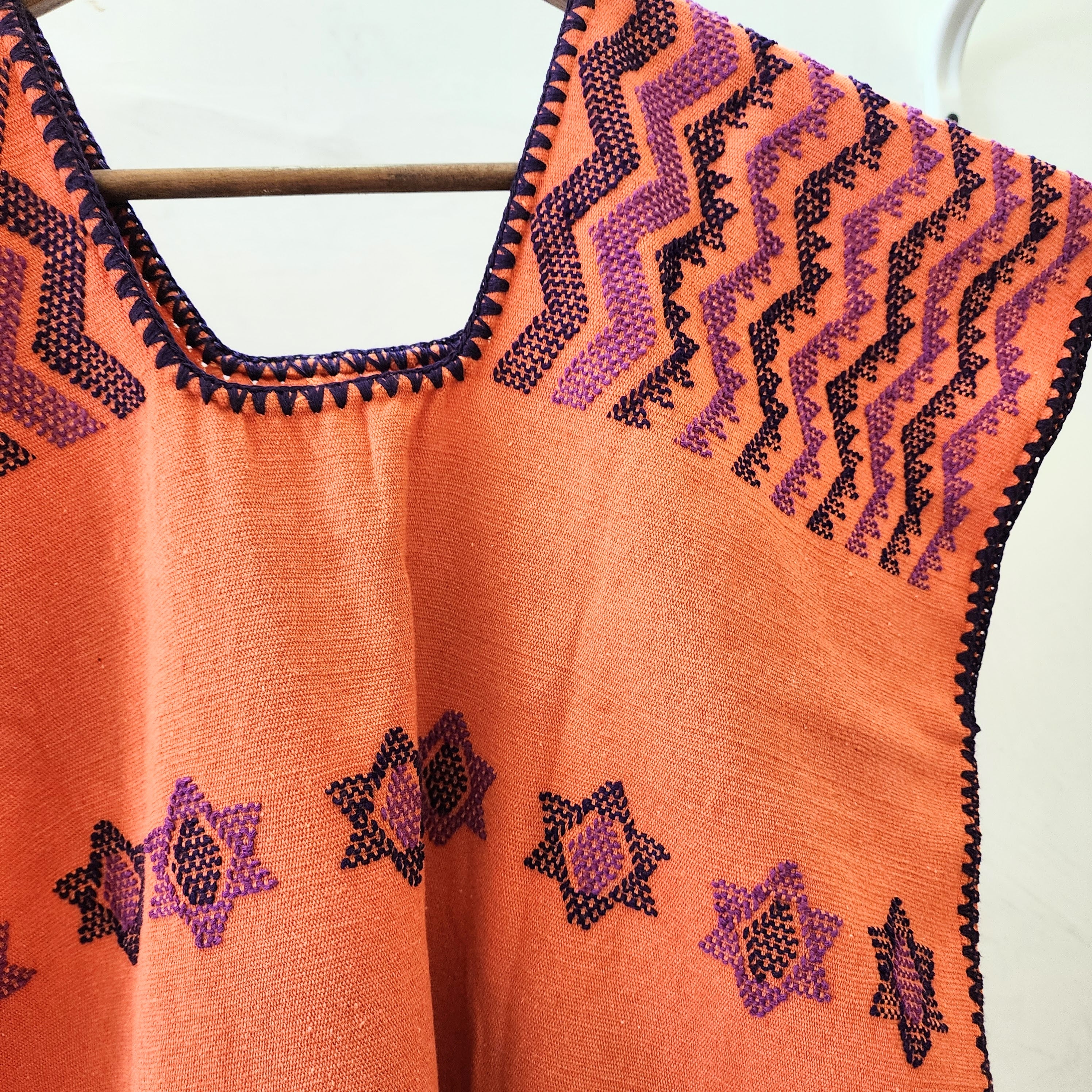 Huipil artesanal naranja con estrellas y bolsas laterales – Tejido en telar de cintura en Oaxaca