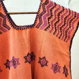 Huipil artesanal naranja con estrellas y bolsas laterales – Tejido en telar de cintura en Oaxaca