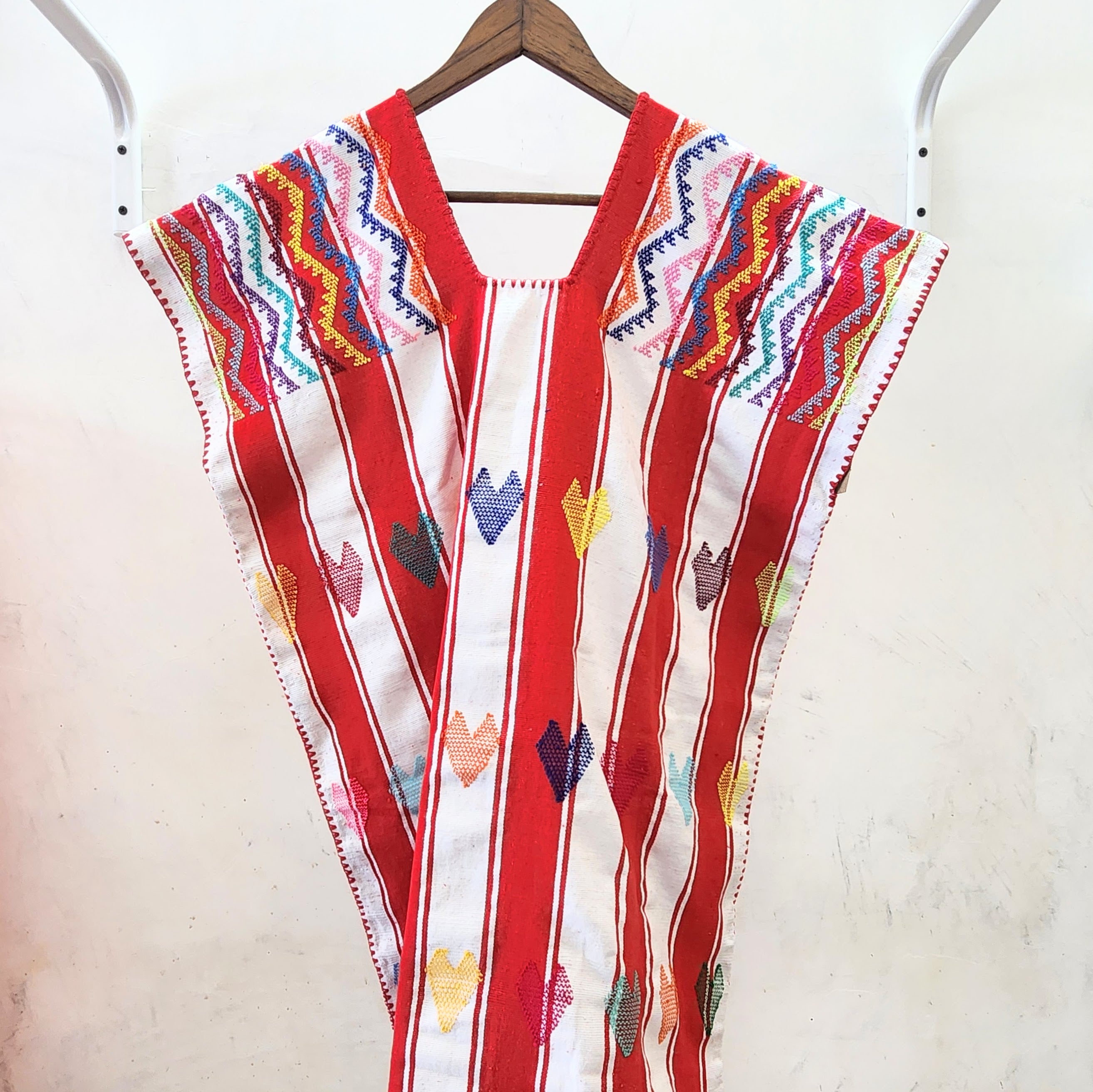 Huipil rojo y blanco con corazones y bolsas laterales – Telar de cintura artesanal de Oaxaca