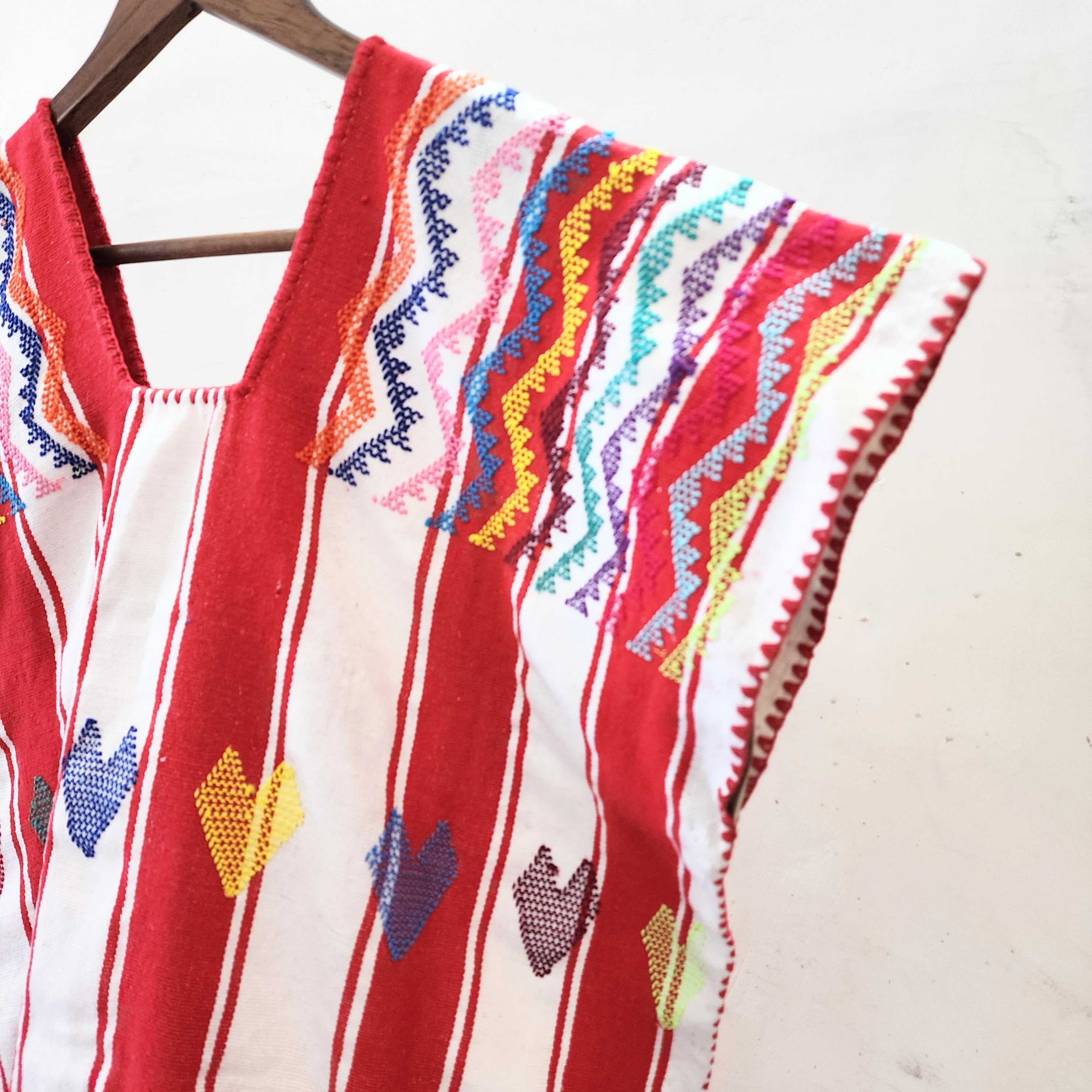 Huipil rojo y blanco con corazones y bolsas laterales – Telar de cintura artesanal de Oaxaca