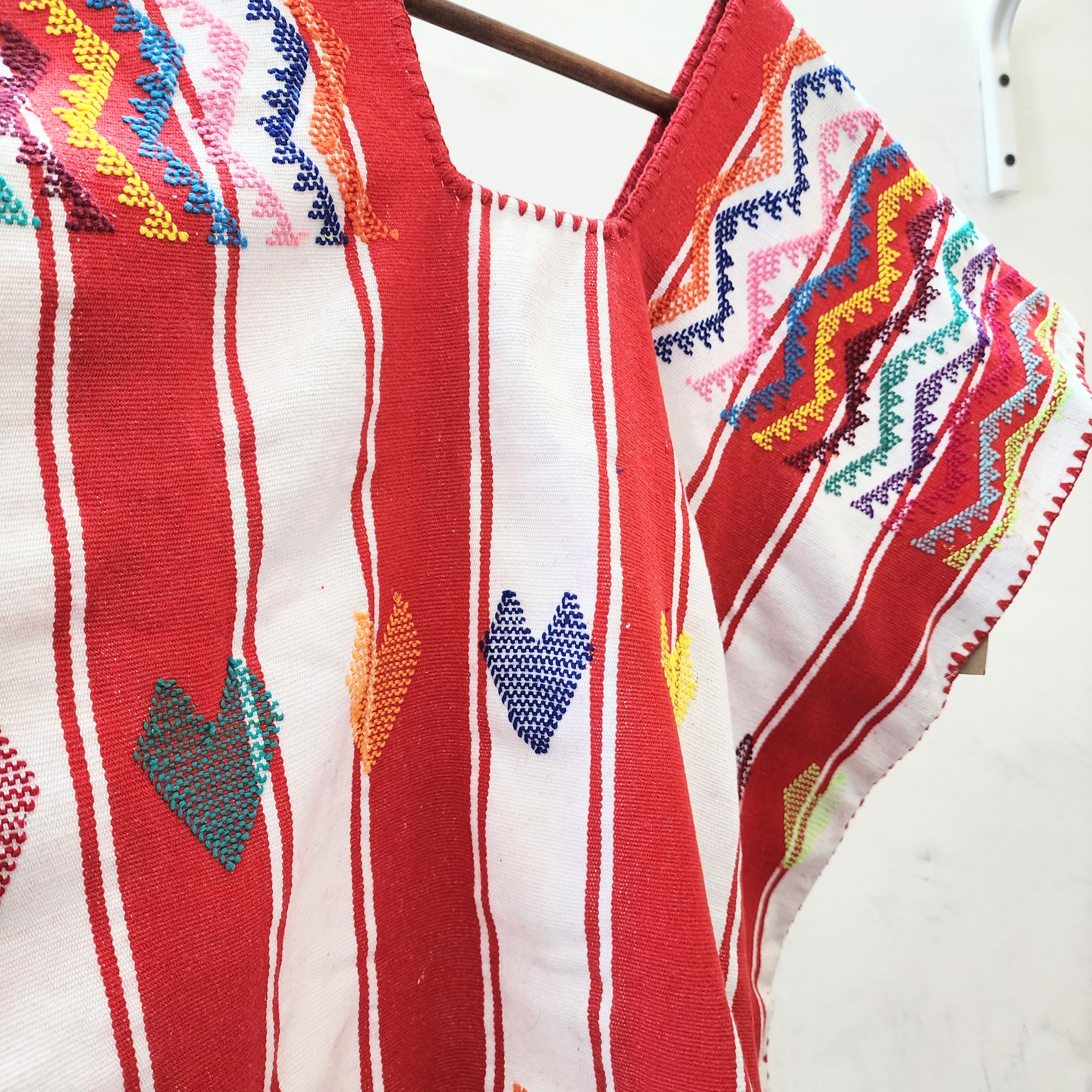 Huipil rojo y blanco con corazones y bolsas laterales – Telar de cintura artesanal de Oaxaca
