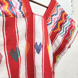 Huipil rojo y blanco con corazones y bolsas laterales – Telar de cintura artesanal de Oaxaca