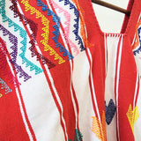 Huipil rojo y blanco con corazones y bolsas laterales – Telar de cintura artesanal de Oaxaca
