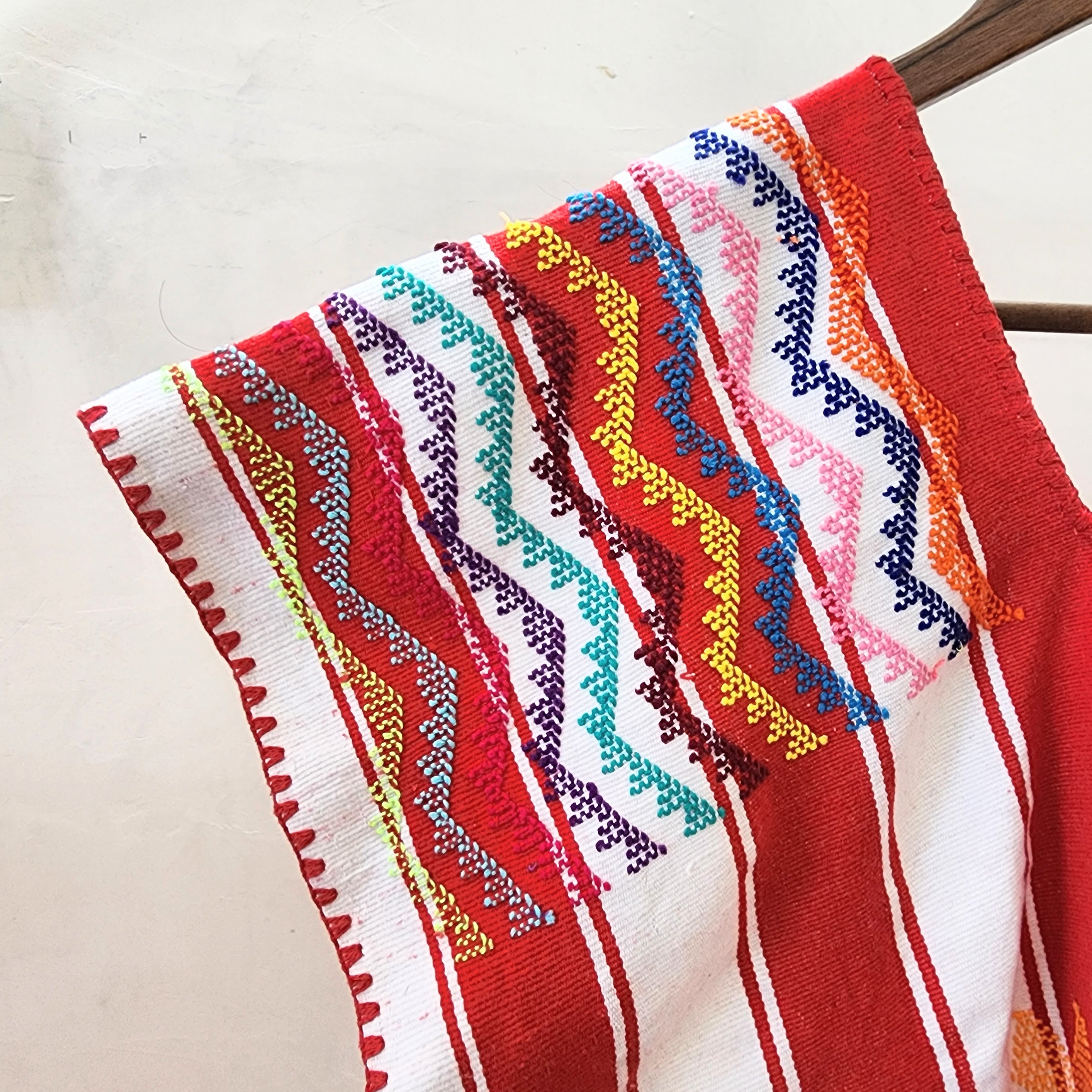 Huipil rojo y blanco con corazones y bolsas laterales – Telar de cintura artesanal de Oaxaca