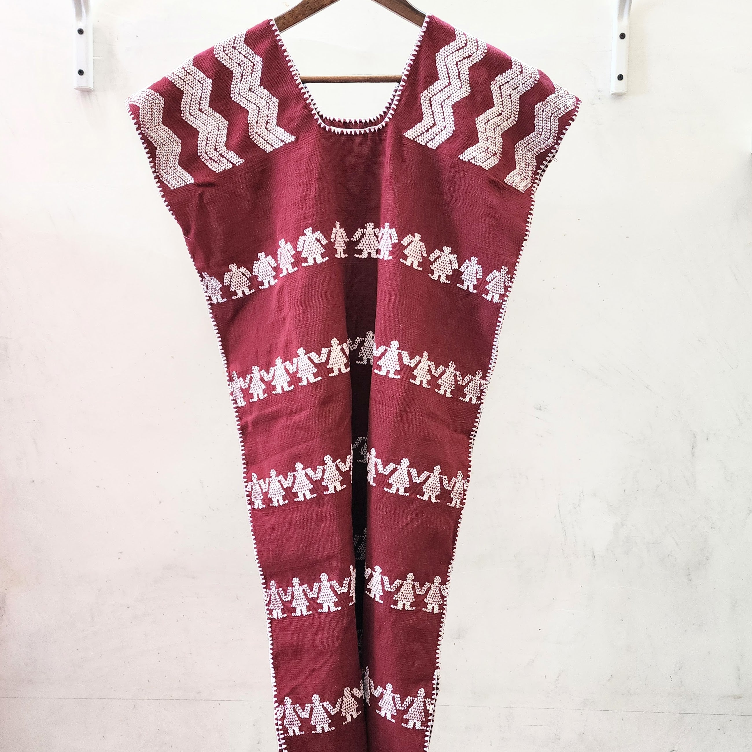 Huipil artesanal color vino con muñequitas – Tejido en telar de cintura en Oaxaca