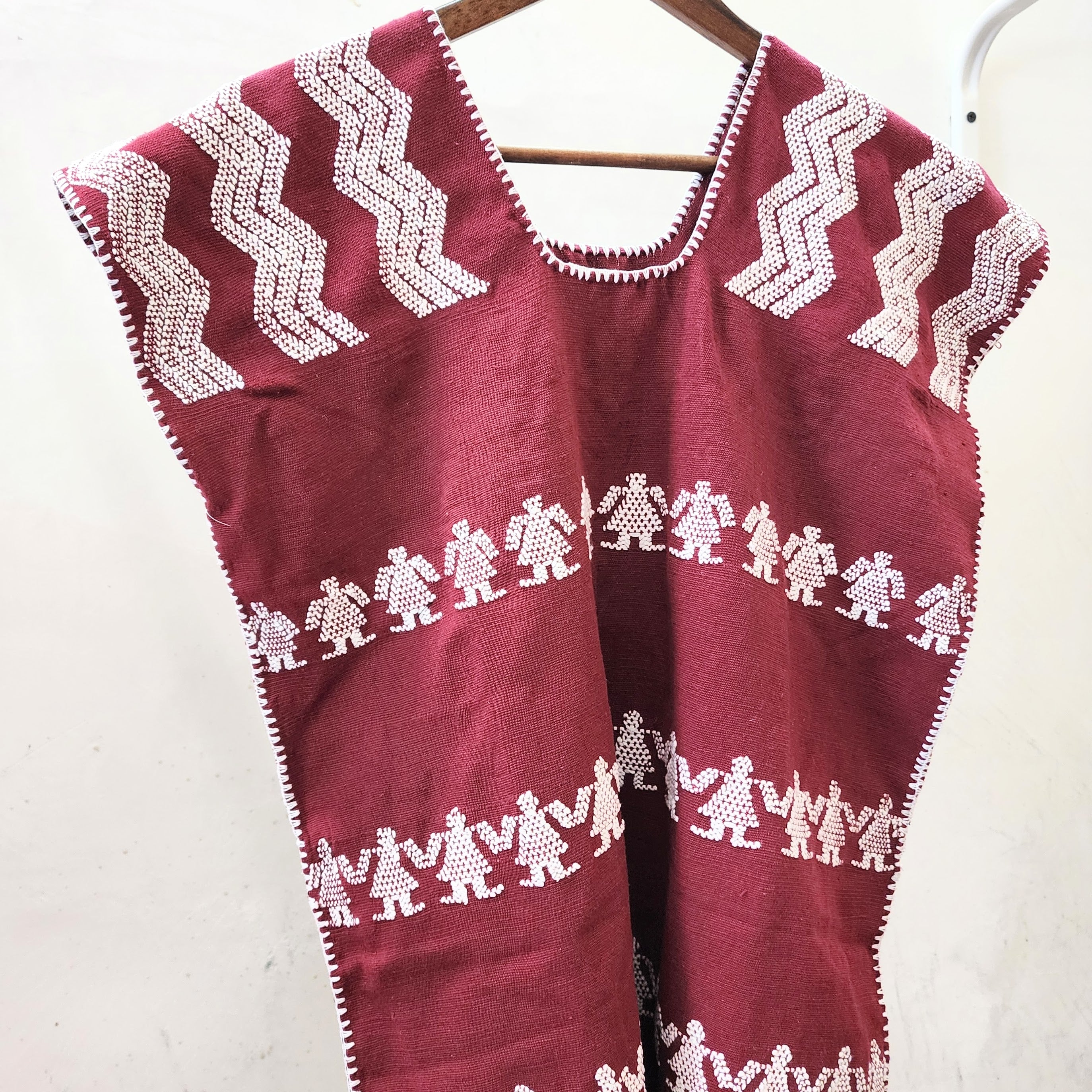Huipil artesanal color vino con muñequitas – Tejido en telar de cintura en Oaxaca