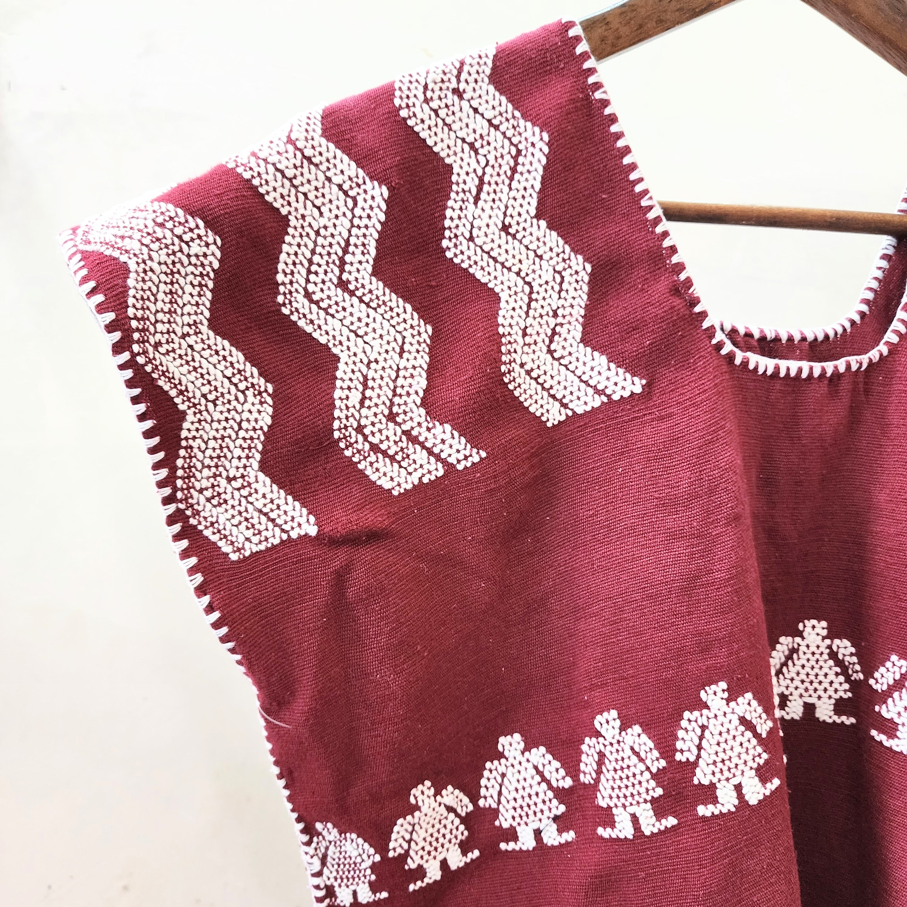 Huipil artesanal color vino con muñequitas – Tejido en telar de cintura en Oaxaca