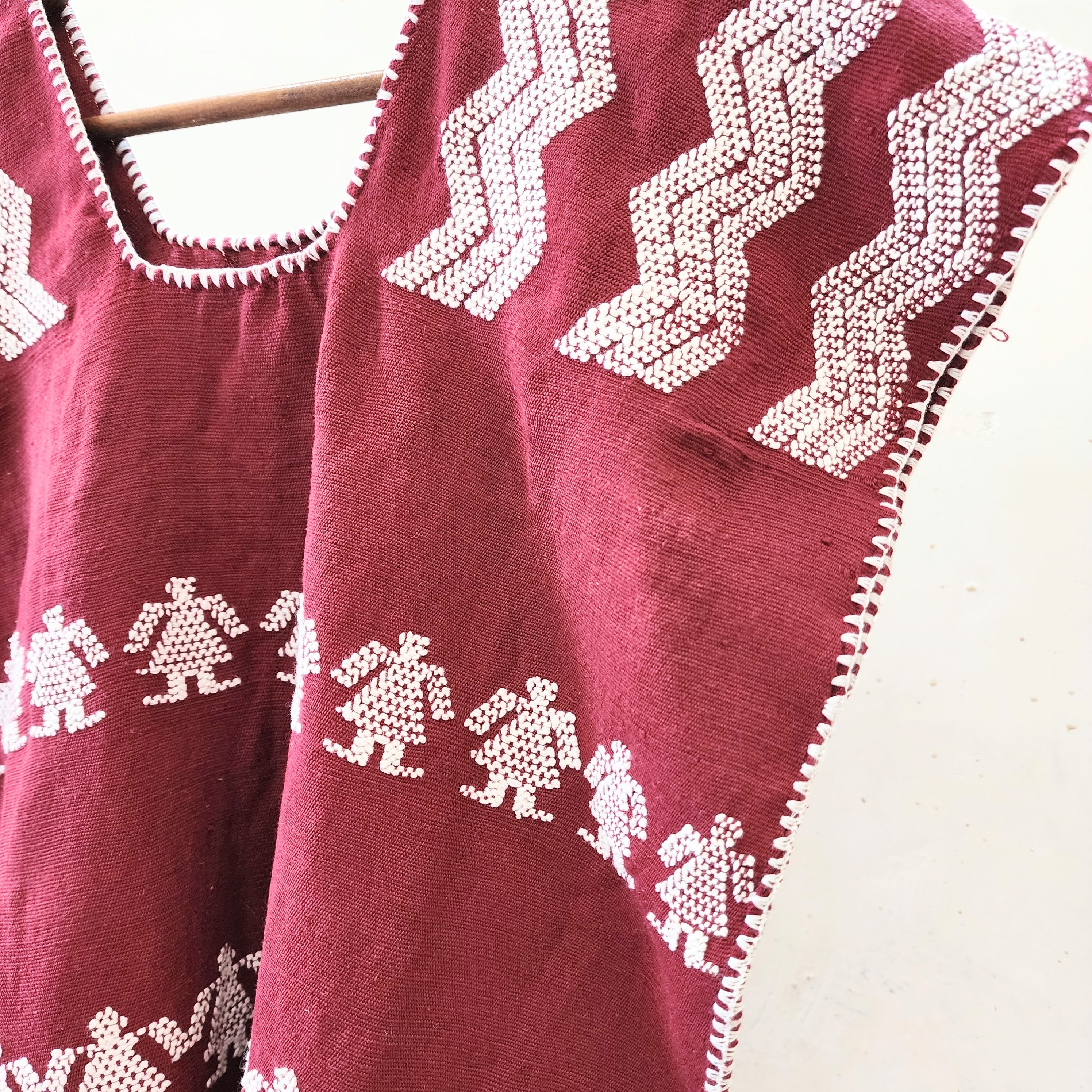 Huipil artesanal color vino con muñequitas – Tejido en telar de cintura en Oaxaca