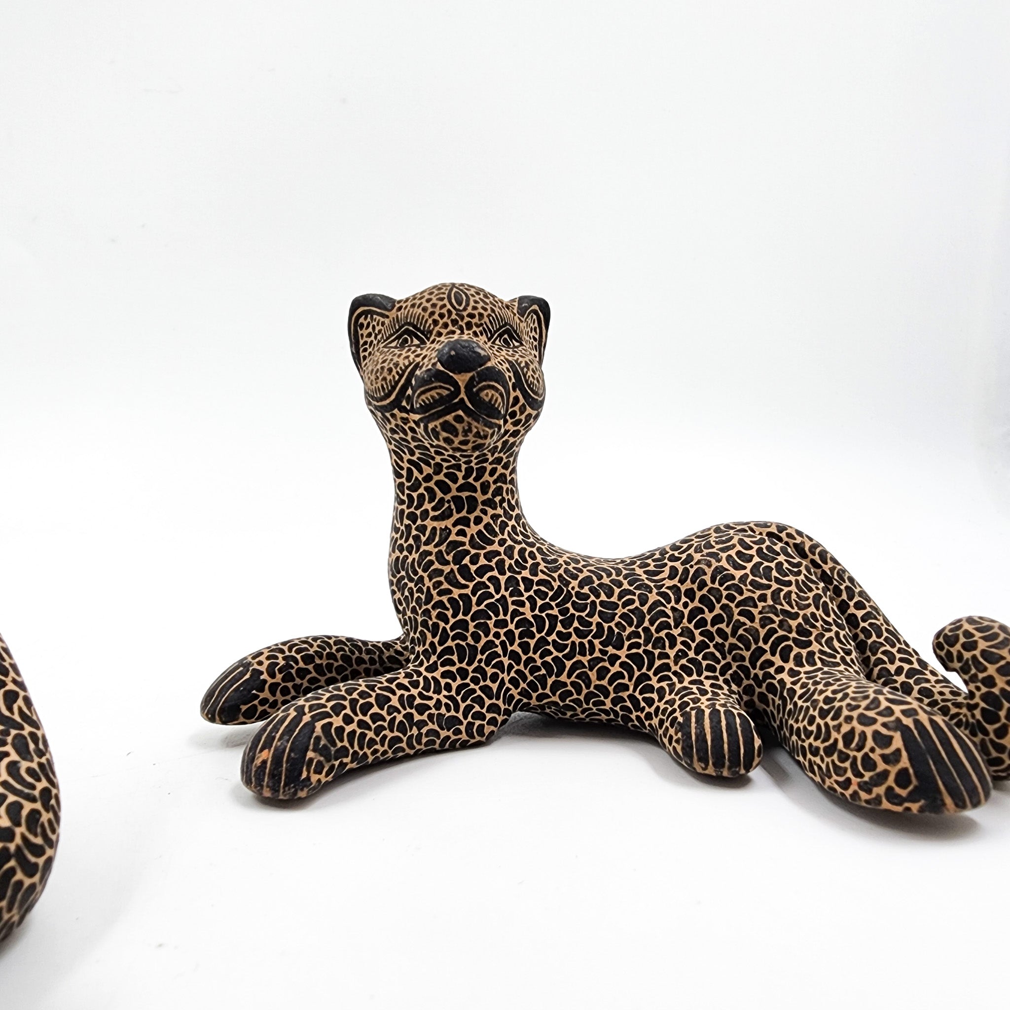 Jaguares de barro artesanal