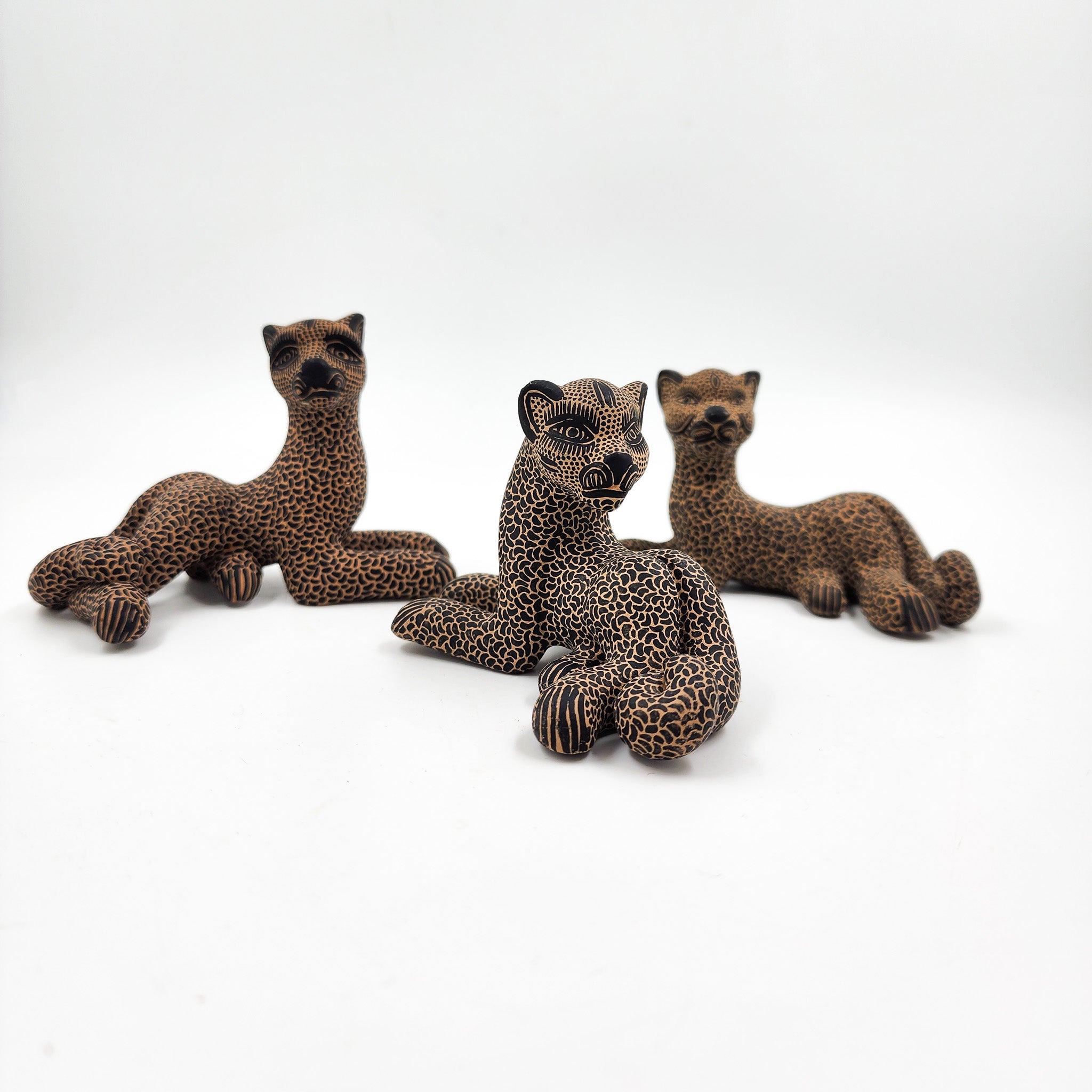 Jaguares de barro artesanal