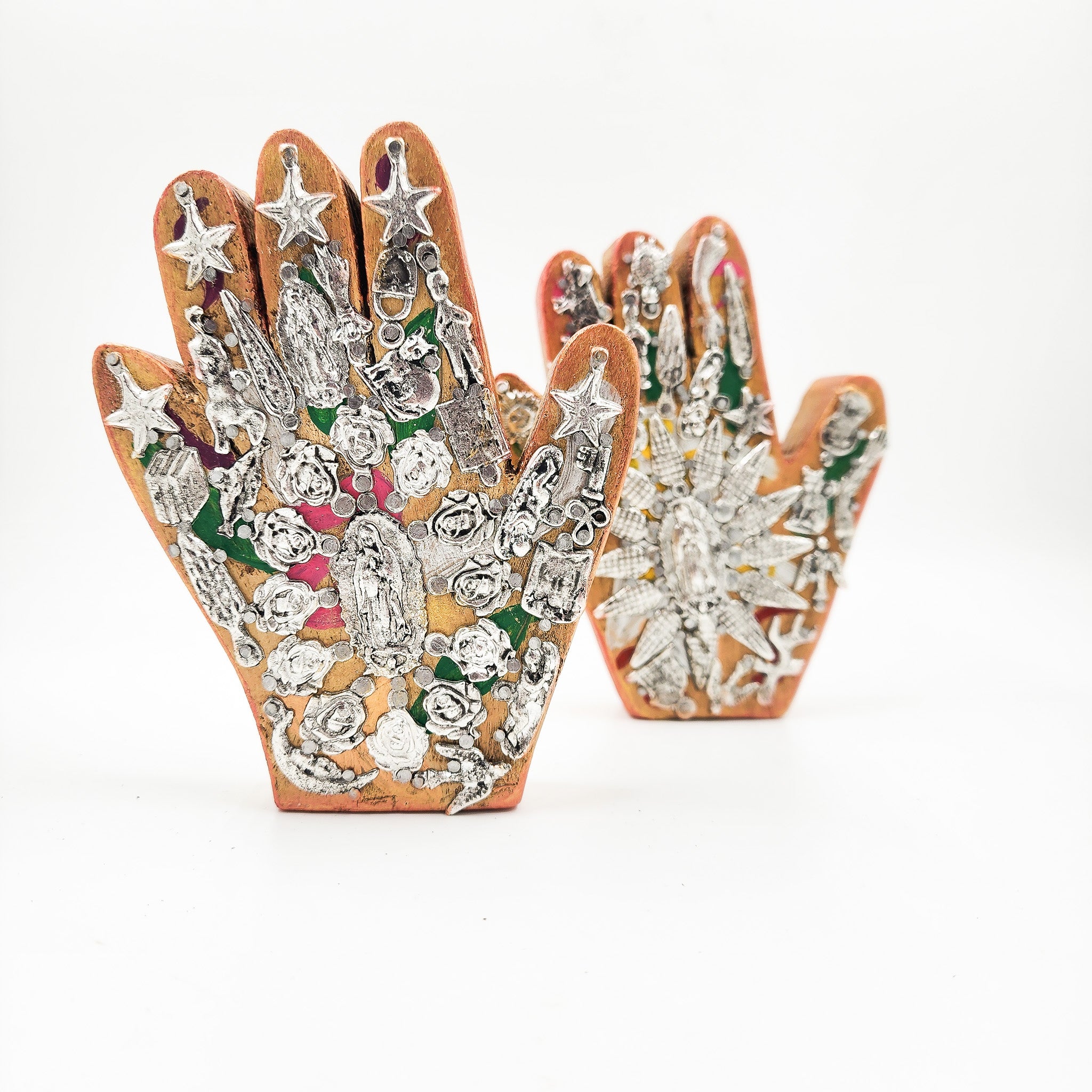 Mano de milagritos con Virgen de Guadalupe