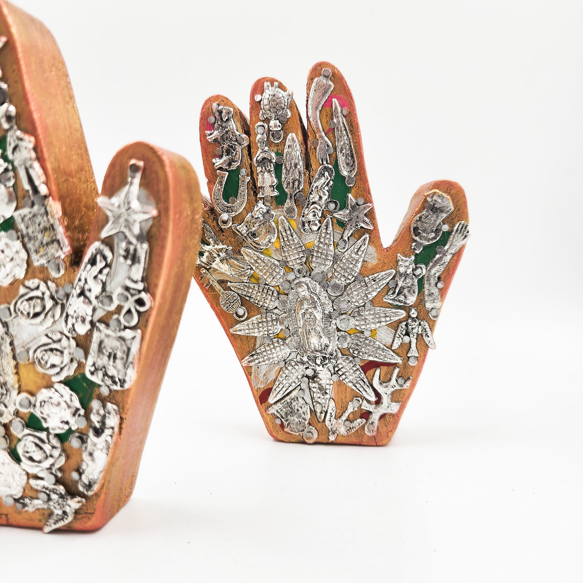 Mano de milagritos con Virgen de Guadalupe