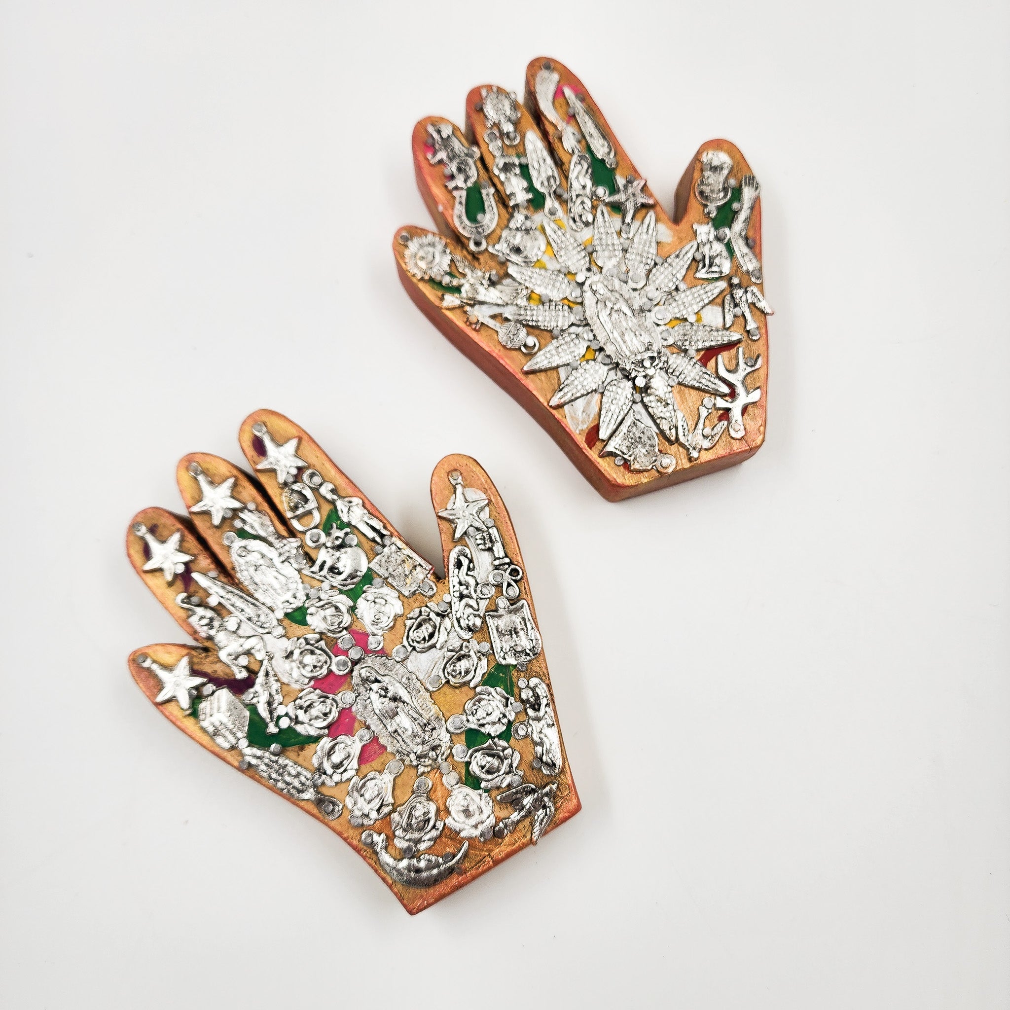 Mano de milagritos con Virgen de Guadalupe