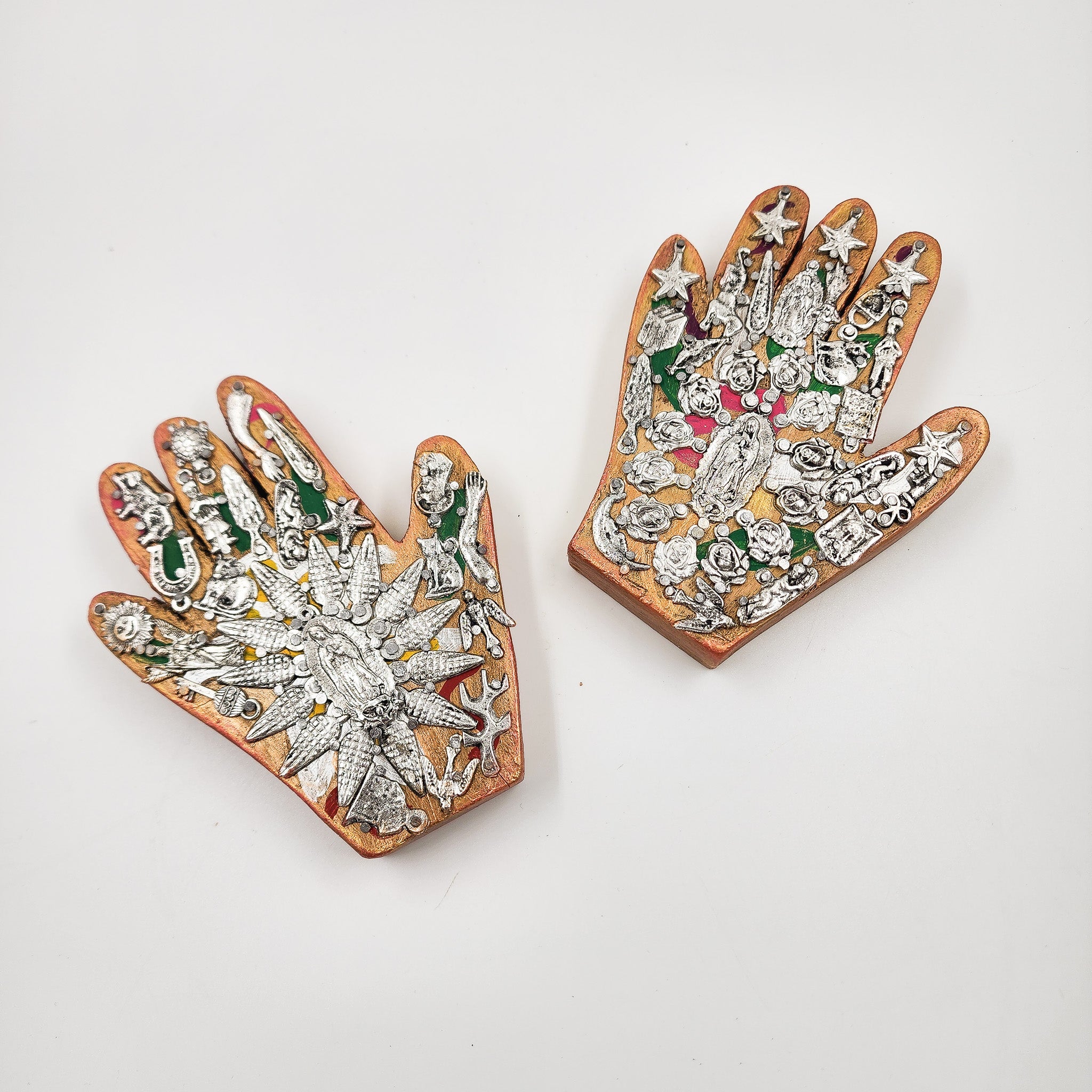 Mano de milagritos con Virgen de Guadalupe