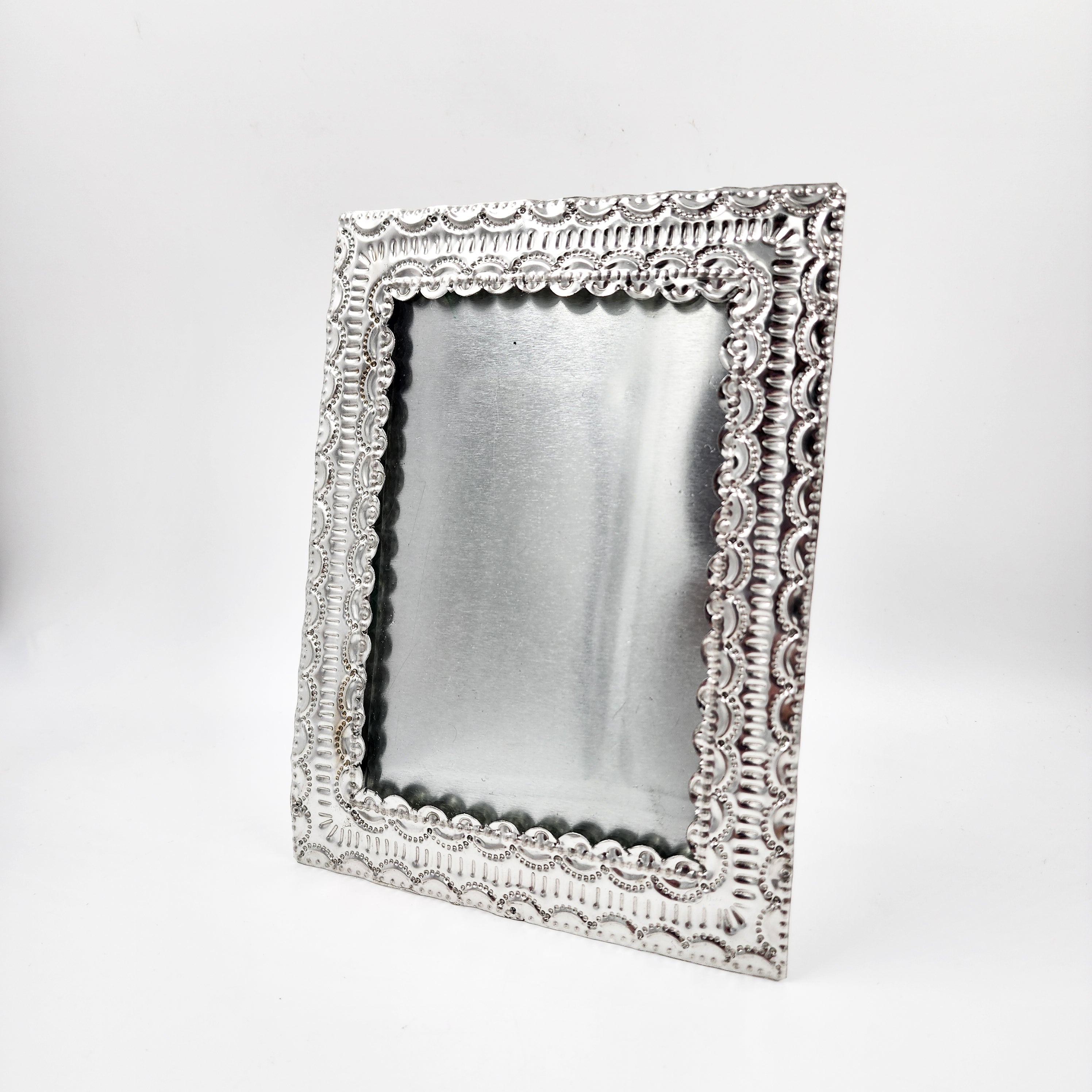 Marco para fotos de hojalata repujada