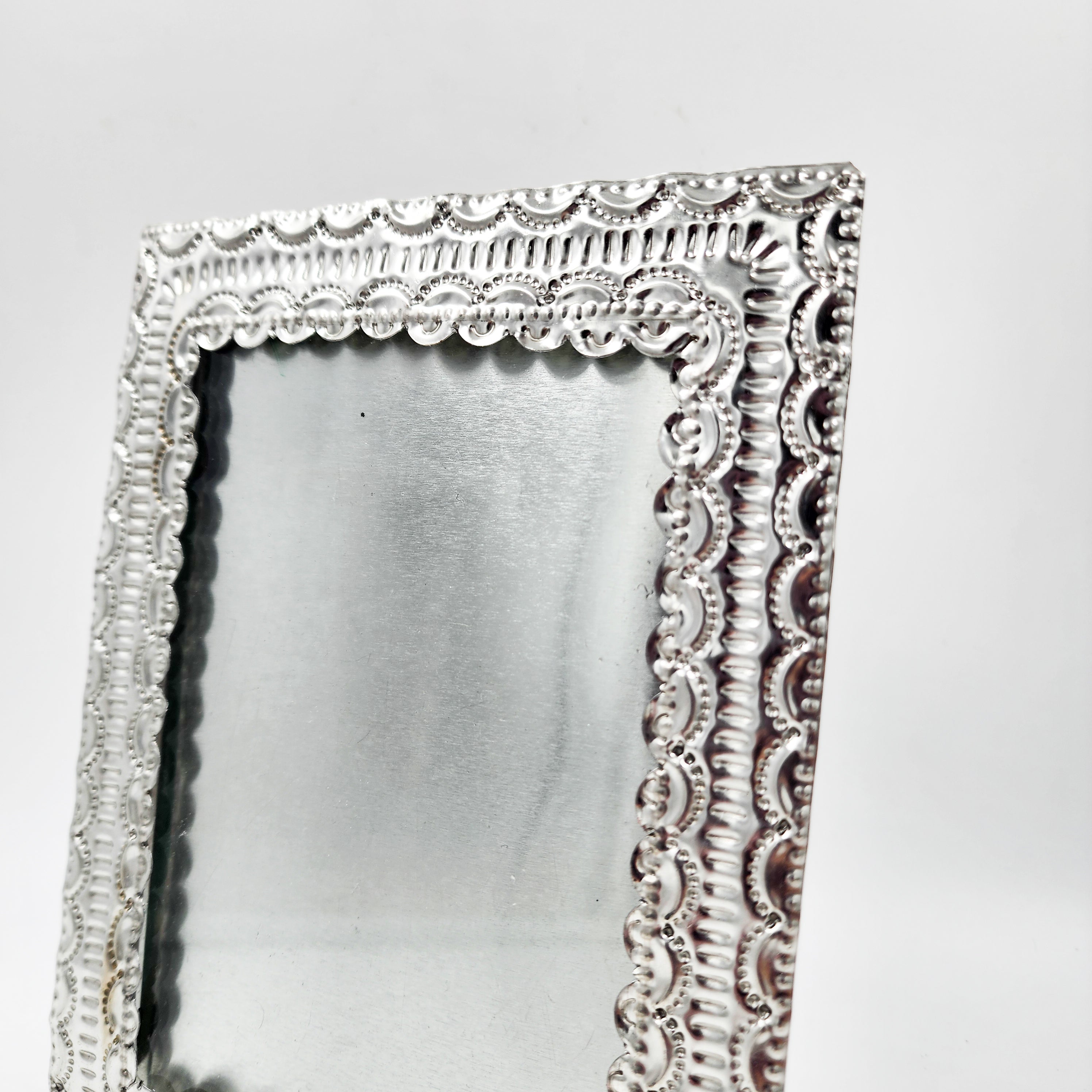 Marco para fotos de hojalata repujada