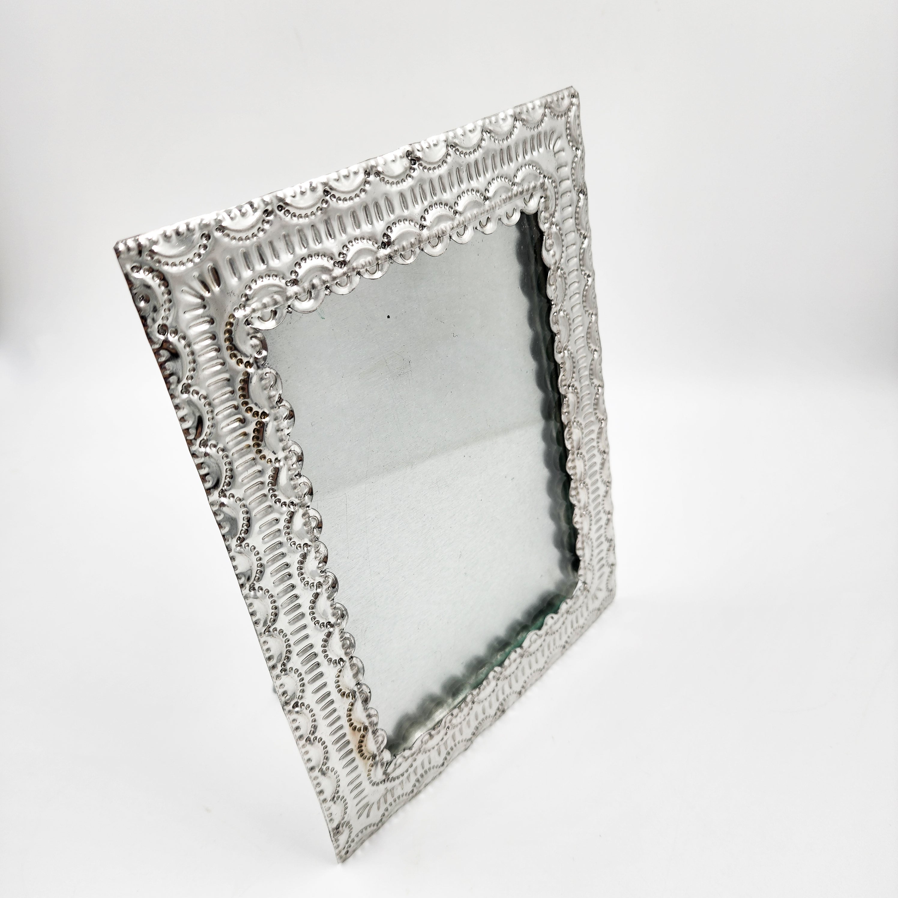 Marco para fotos de hojalata repujada