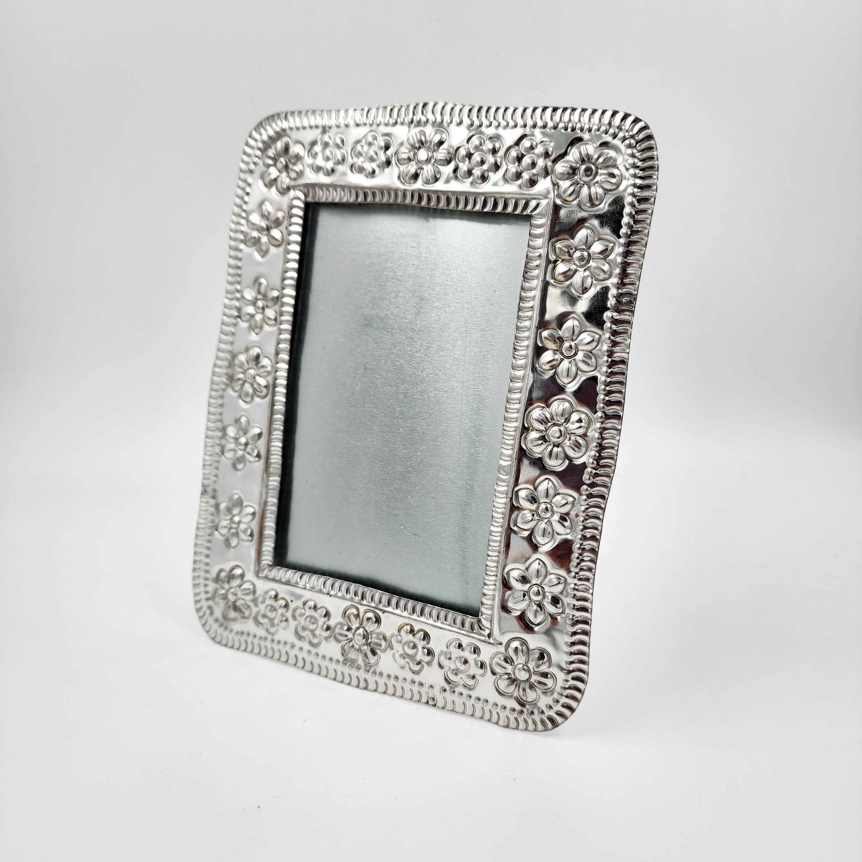 Marco para fotos de hojalata repujada