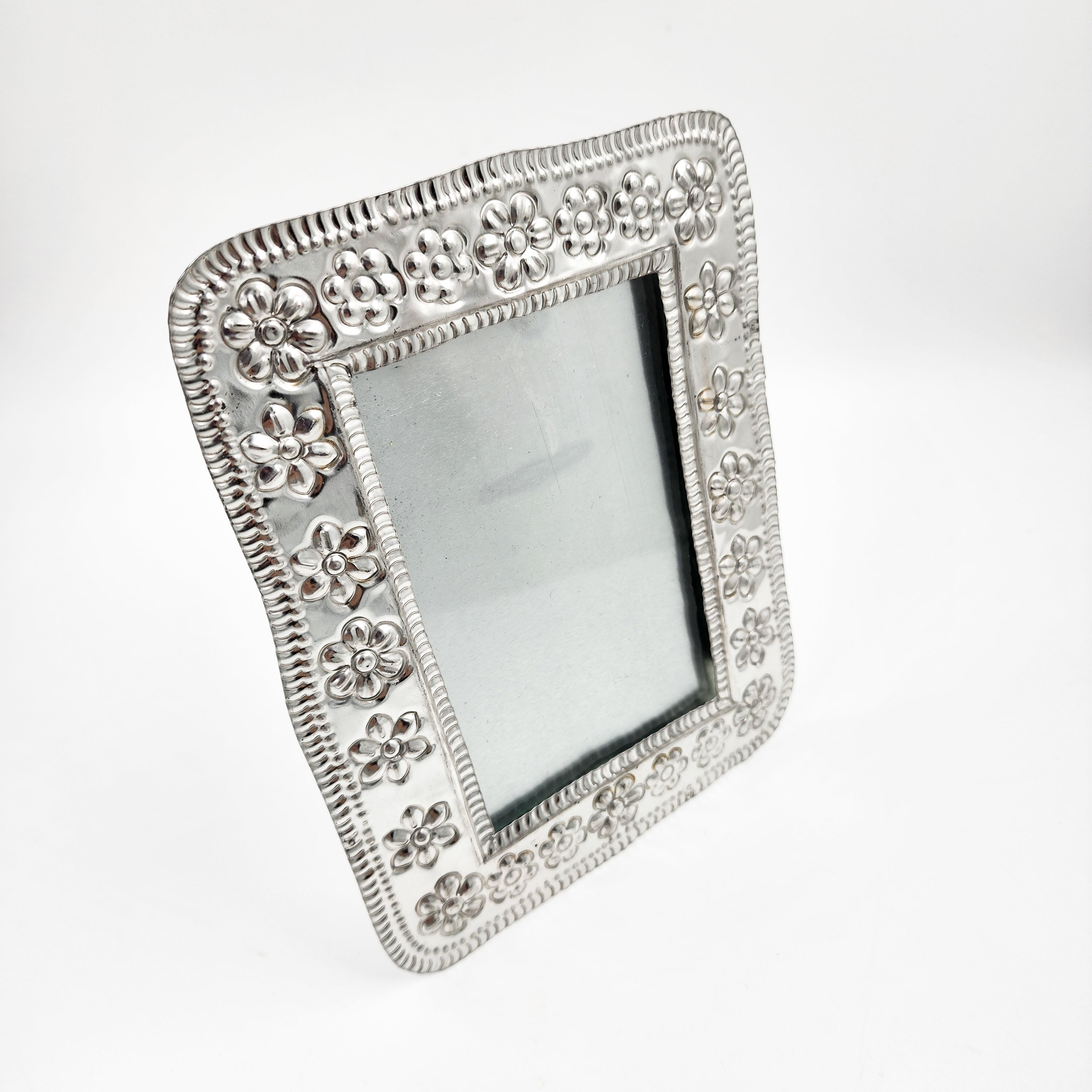 Marco para fotos de hojalata repujada