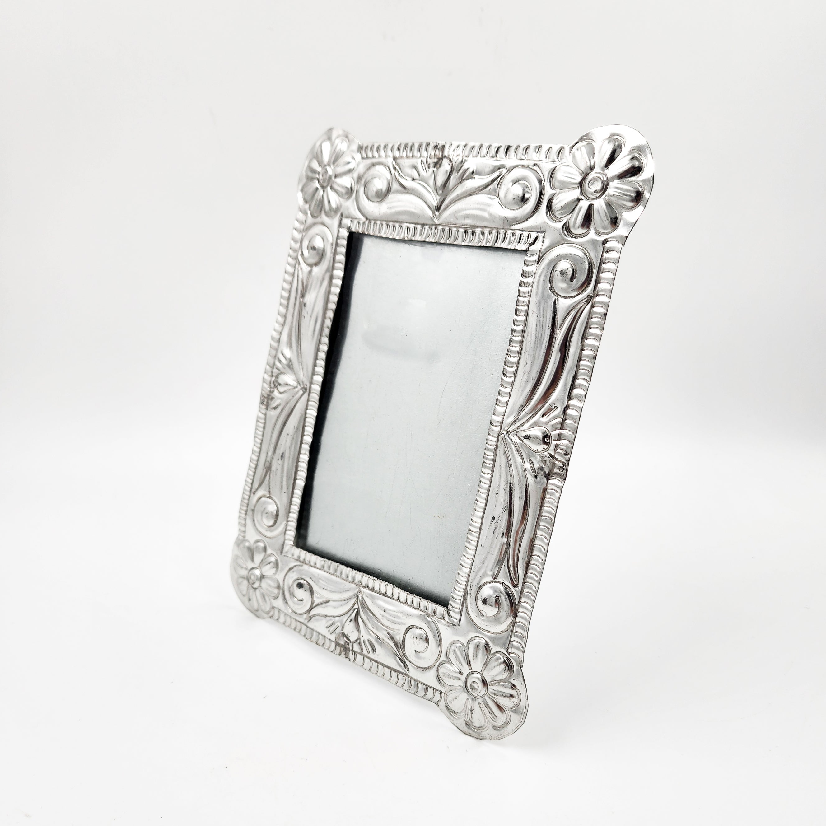 Marco para fotos de hojalata repujada