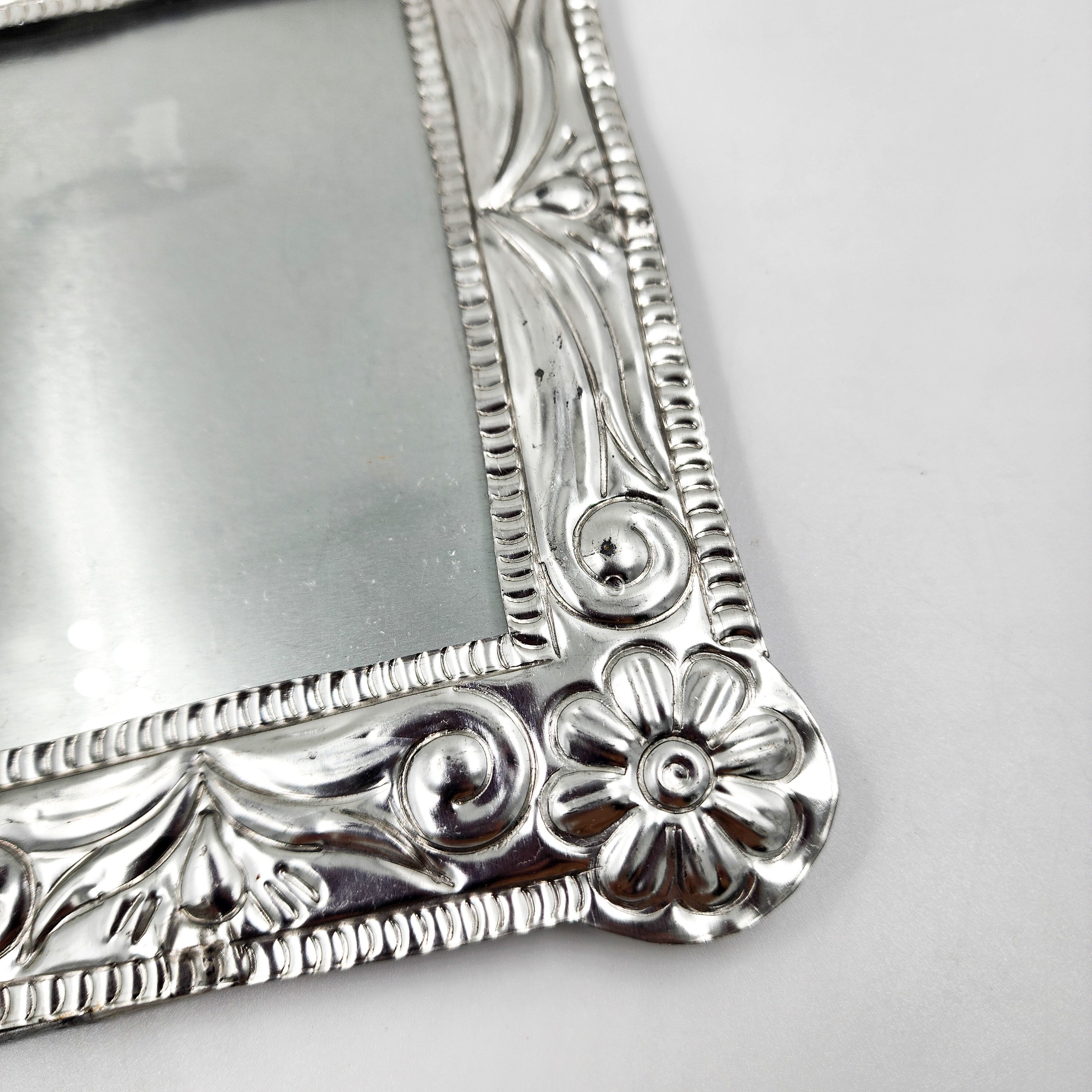 Marco para fotos de hojalata repujada