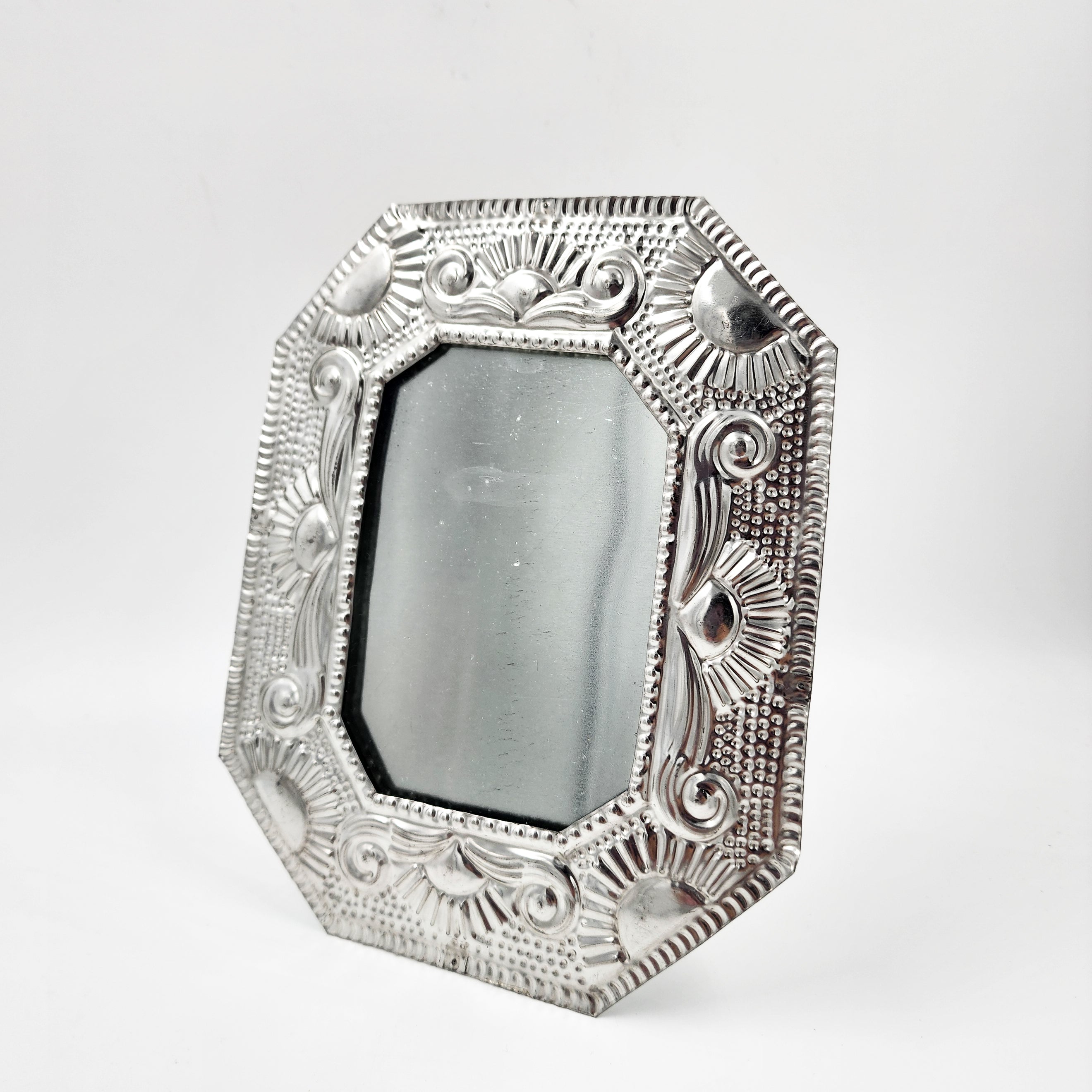 Marco para fotos de hojalata repujada