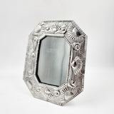 Marco para fotos de hojalata repujada