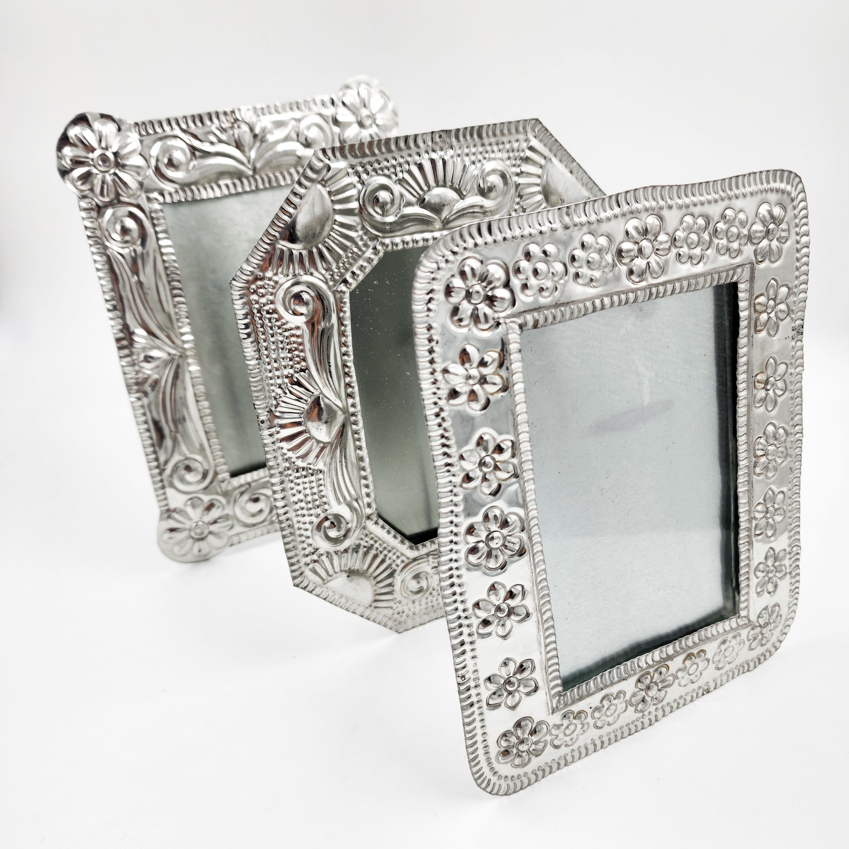 Marco para fotos de hojalata repujada